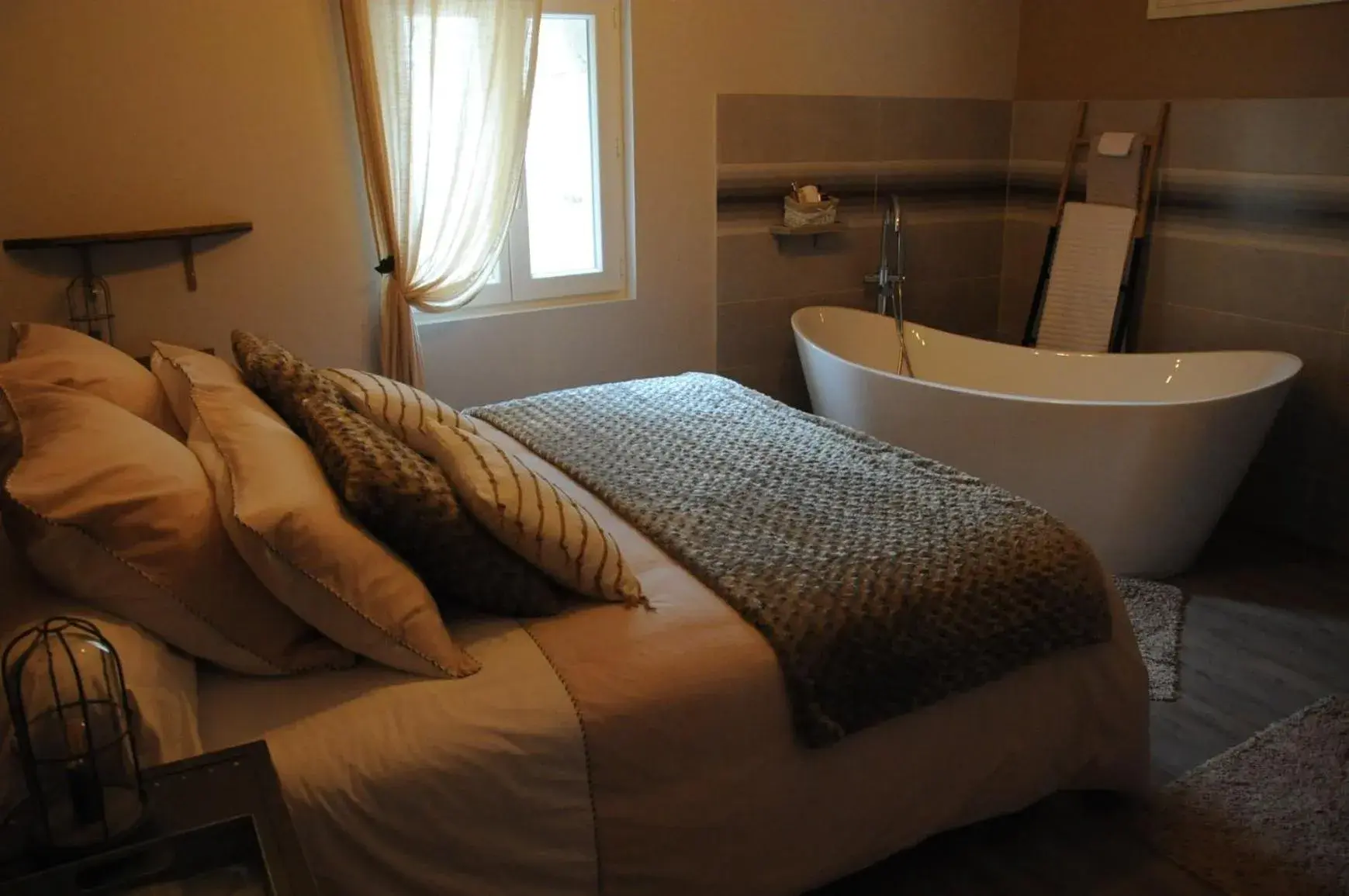 Deluxe Double Room with Bath in Le Nid de Sigogne Deluxe Double Room with Bath in Le Nid de Sigogne