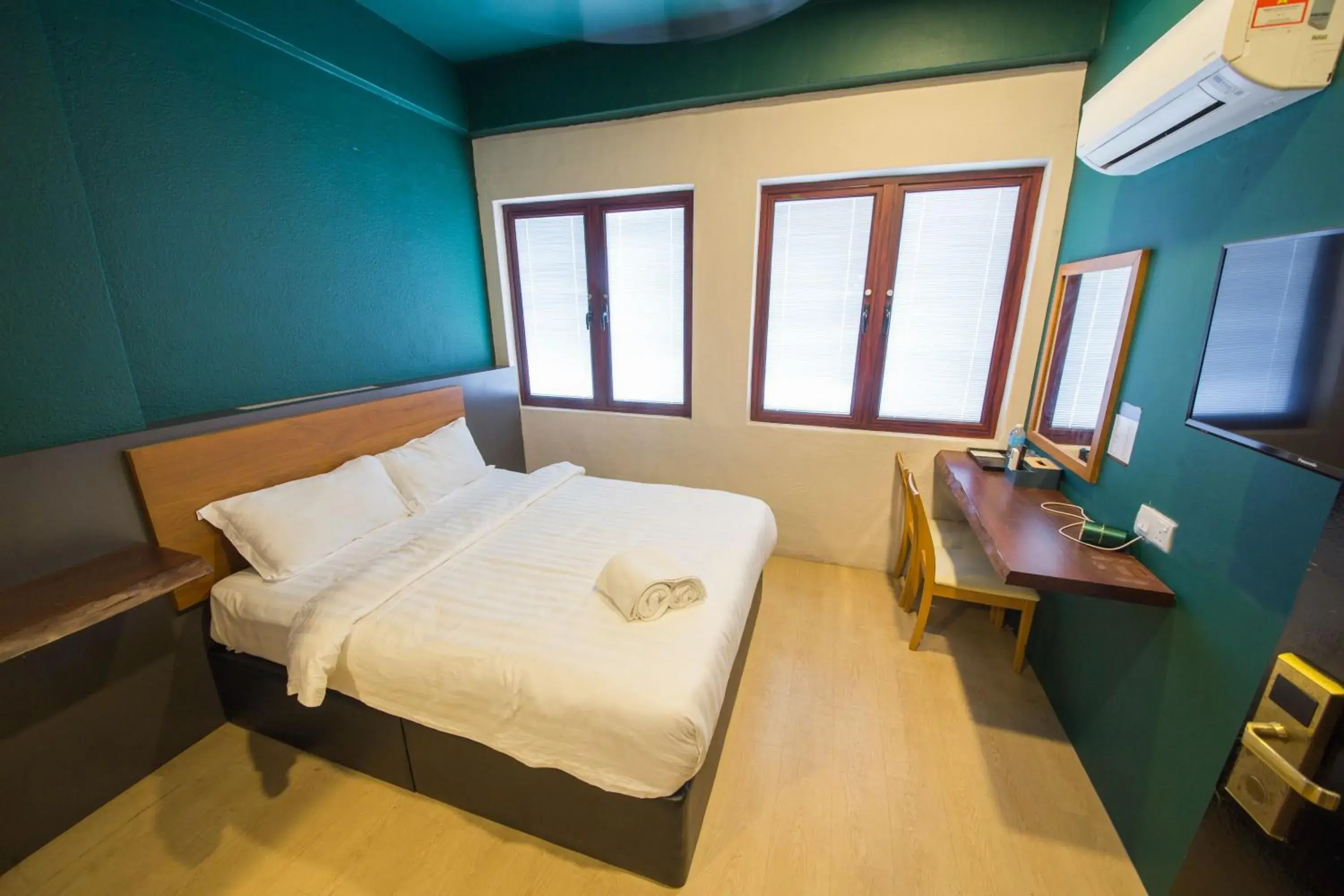 Deluxe Queen Room in Room V Jalan Sultanah Near Bus Stop Batu Pahat Deluxe Queen Room in Room V Jalan Sultanah Near Bus Stop Batu Pahat