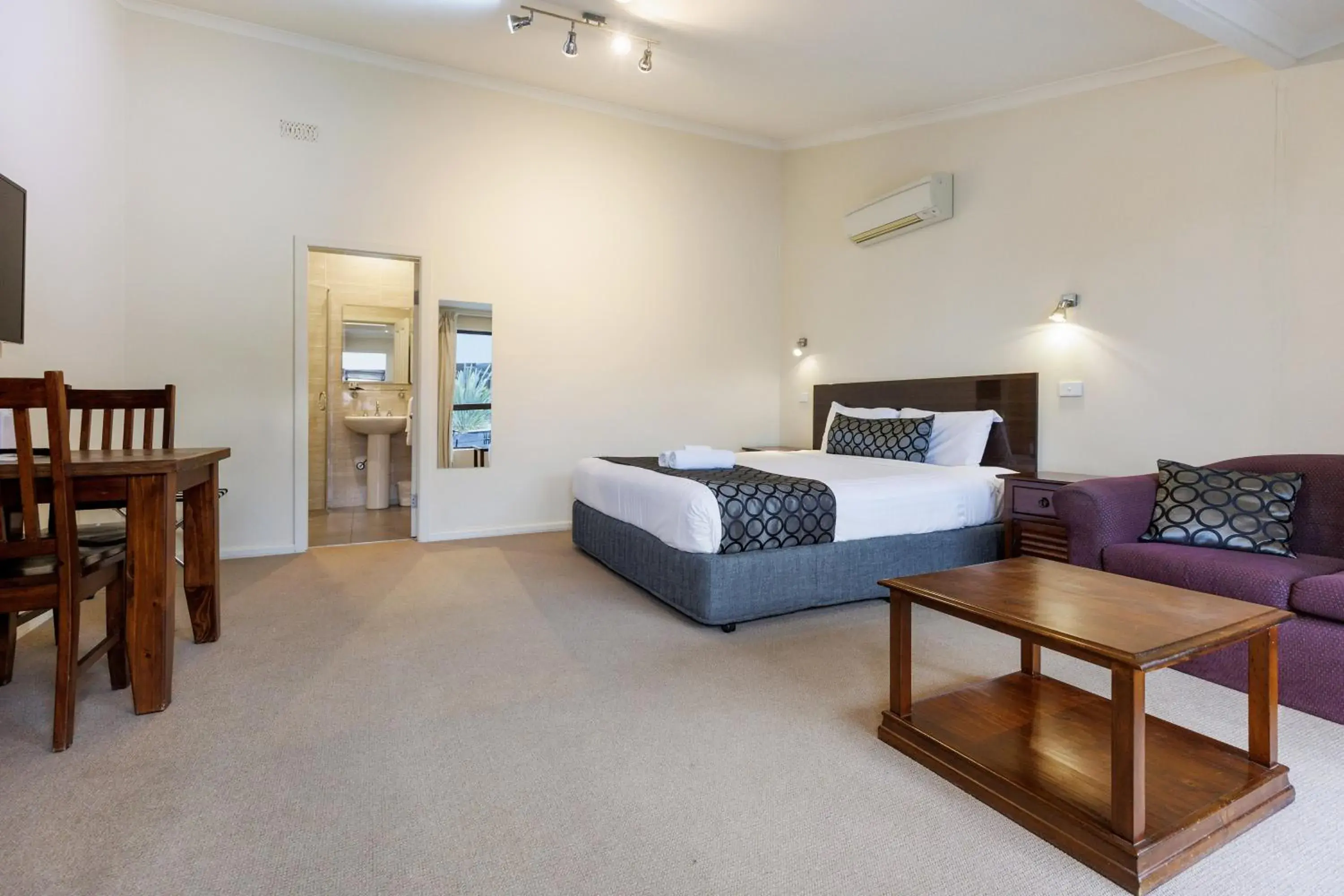 Executive King Room in Amaroo Motel Tumuts Best Accommodation Executive King Room in Amaroo Motel Tumuts Best Accommodation