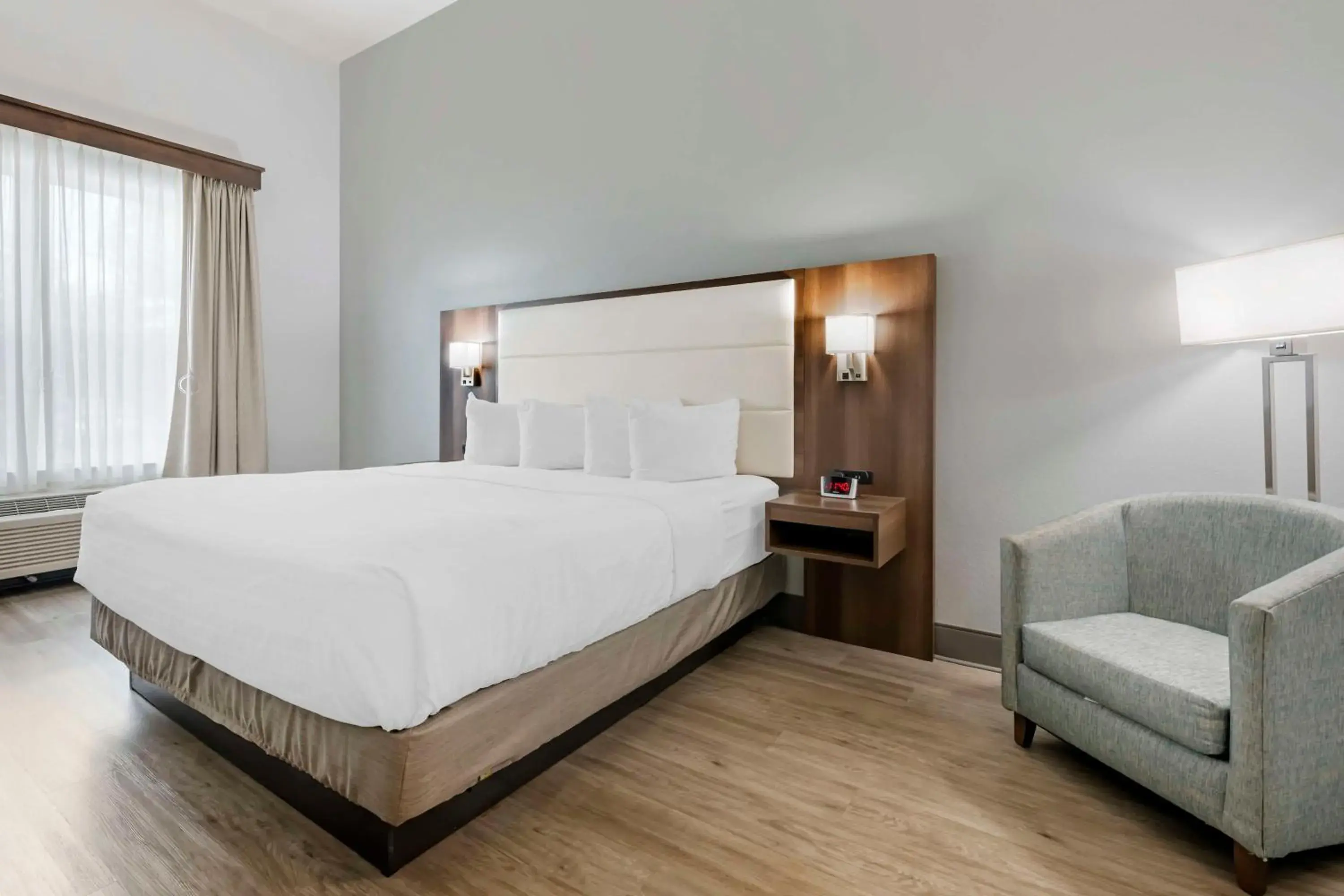 King Room with Roll-in Shower - Disability Access/Non-Smoking in Best Western Plus First Coast Inn and Suites King Room with Roll-in Shower - Disability Access/Non-Smoking in Best Western Plus First Coast Inn and Suites