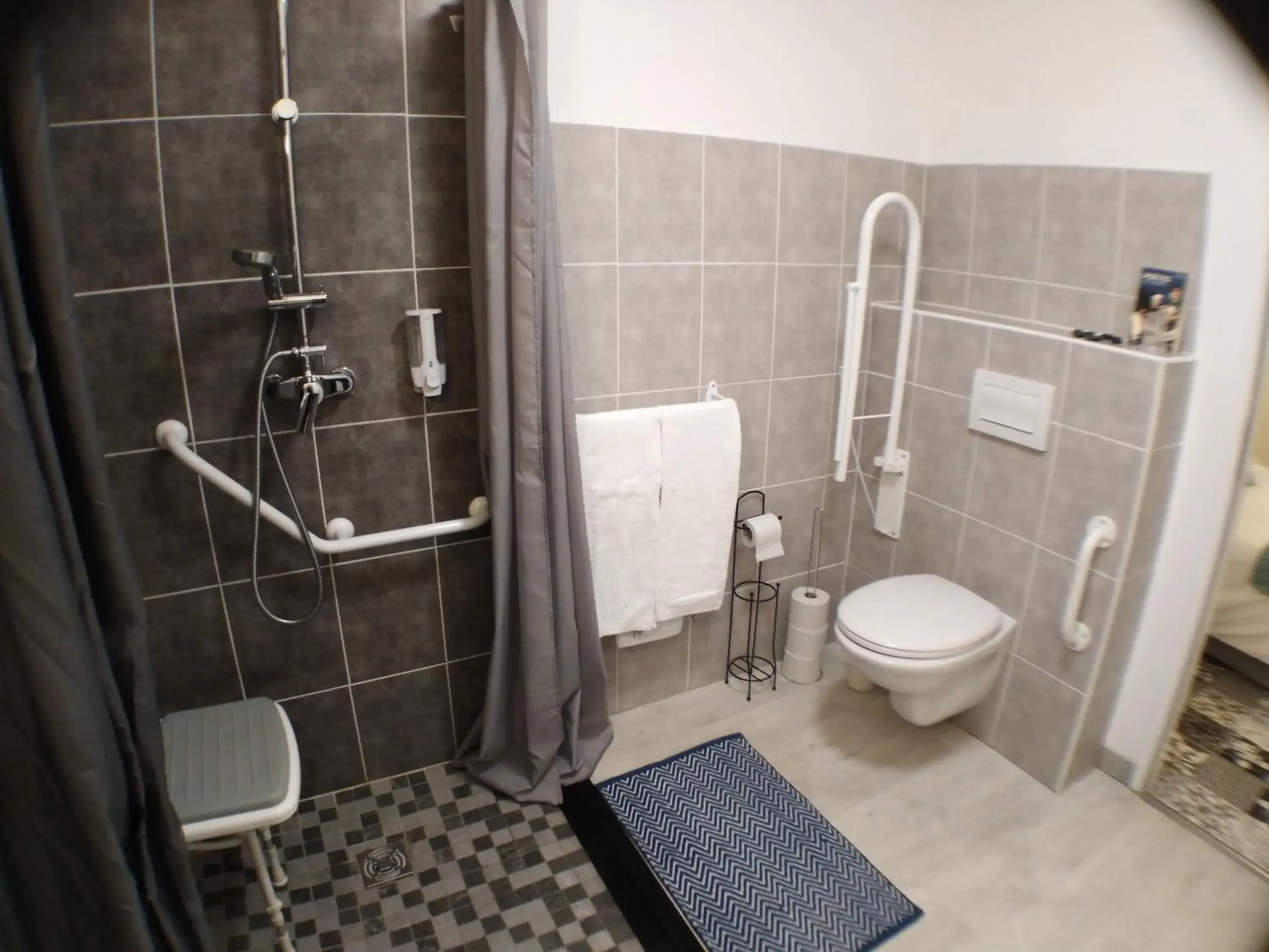 Ground Floor Room (Disabled) - single occupancy in Le vent des globes Ground Floor Room (Disabled) - single occupancy in Le vent des globes