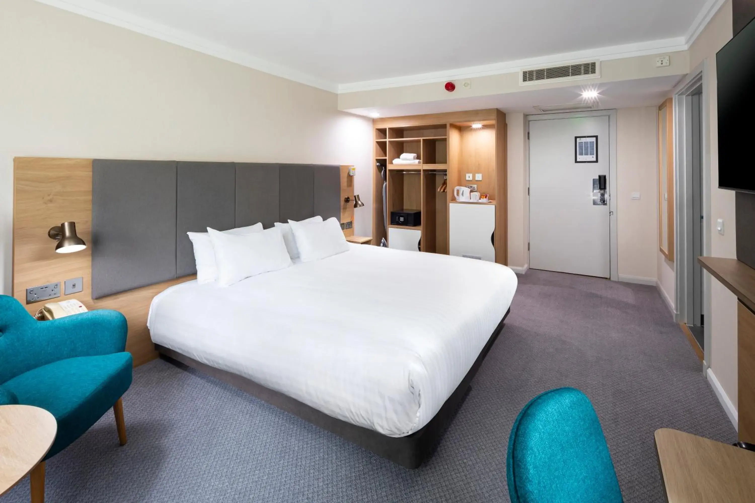 Premium Queen Room in Holiday Inn Coventry M6, J2 by IHG Premium Queen Room in Holiday Inn Coventry M6, J2 by IHG