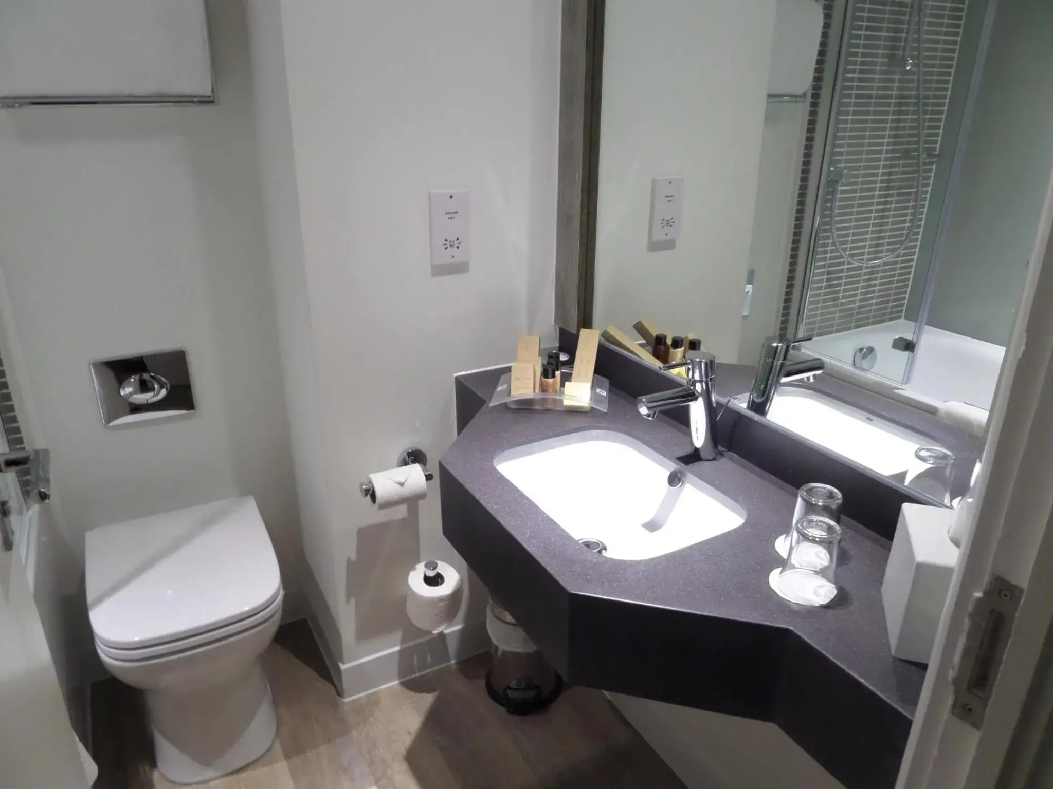Standard Double Room - Disability Access in Holiday Inn Birmingham M6, Jct7 by IHG Standard Double Room - Disability Access in Holiday Inn Birmingham M6, Jct7 by IHG