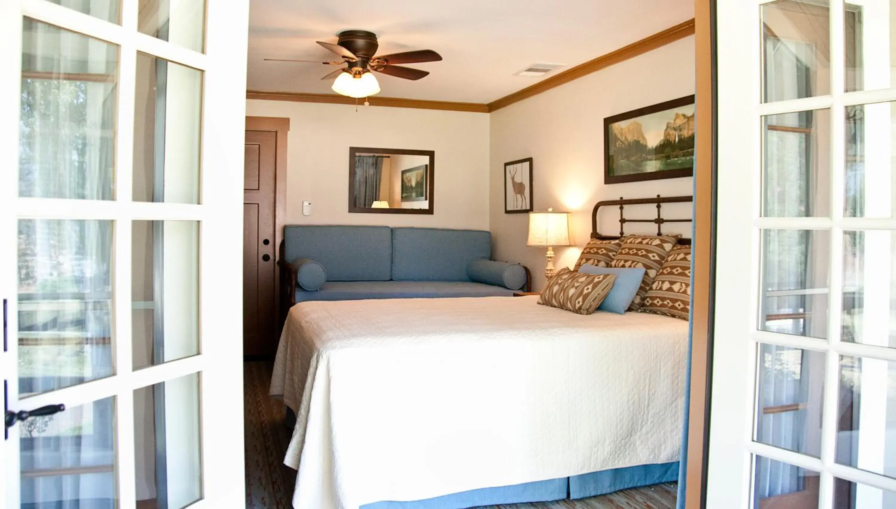 Queen Room - Non-Smoking in Sierra Sky Ranch Queen Room - Non-Smoking in Sierra Sky Ranch