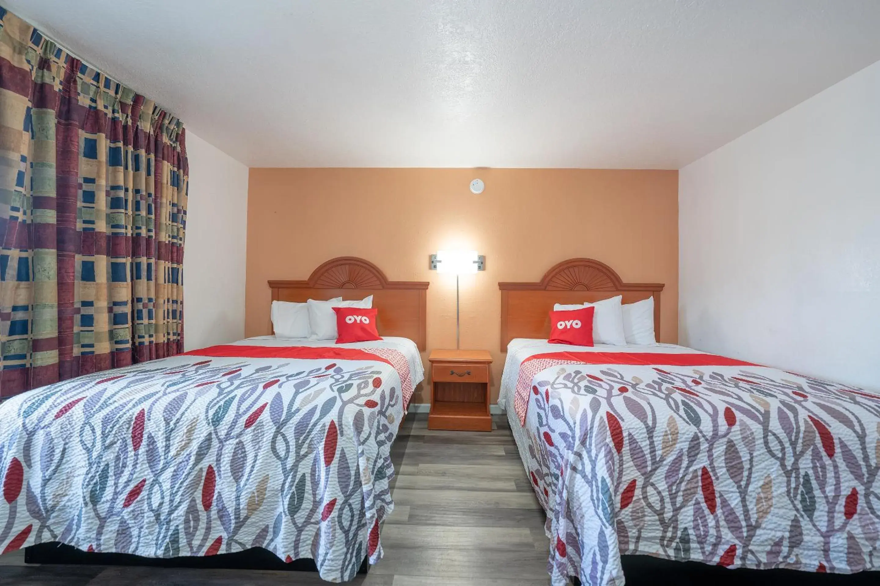 Queen Room with Two Queen Beds in Budget Inn Madras by OYO Queen Room with Two Queen Beds in Budget Inn Madras by OYO