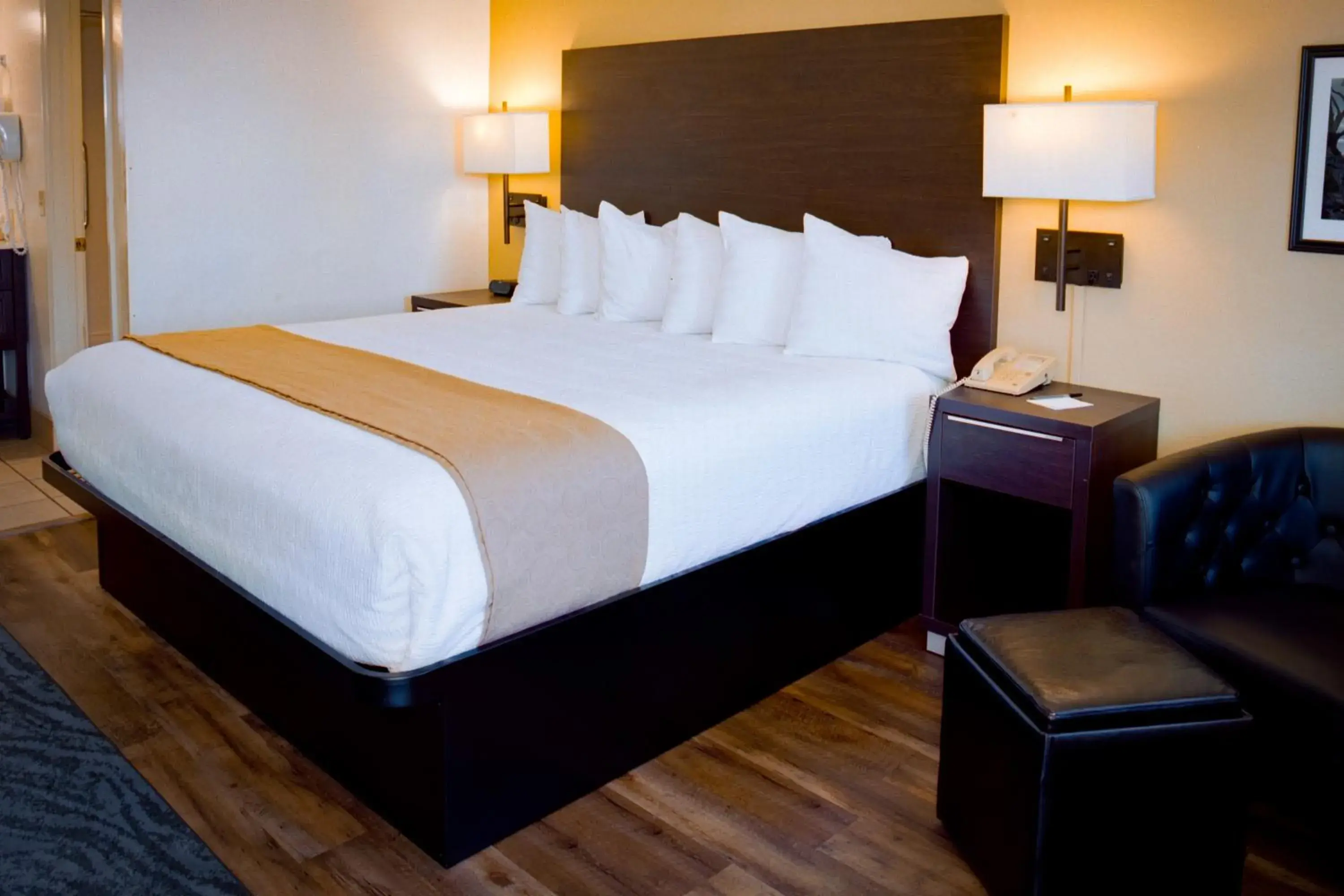 King Room in Pines Inn & Suites King Room in Pines Inn & Suites