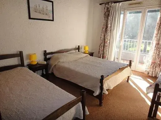 Family Room with Bath in Hôtel le Colibri Family Room with Bath in Hôtel le Colibri