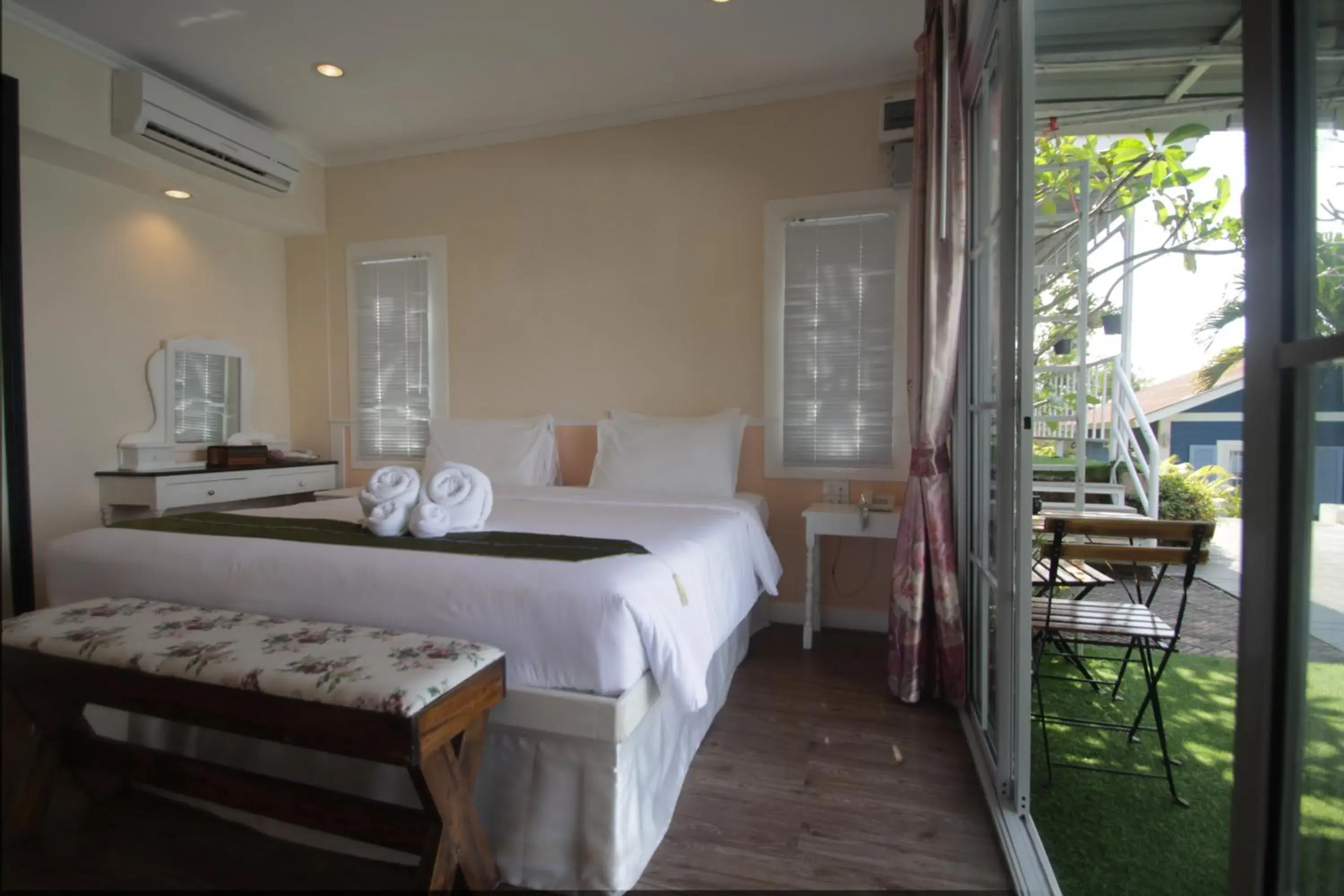 Double Room with Pool View in Pattaya Paradise Beach Resort Double Room with Pool View in Pattaya Paradise Beach Resort