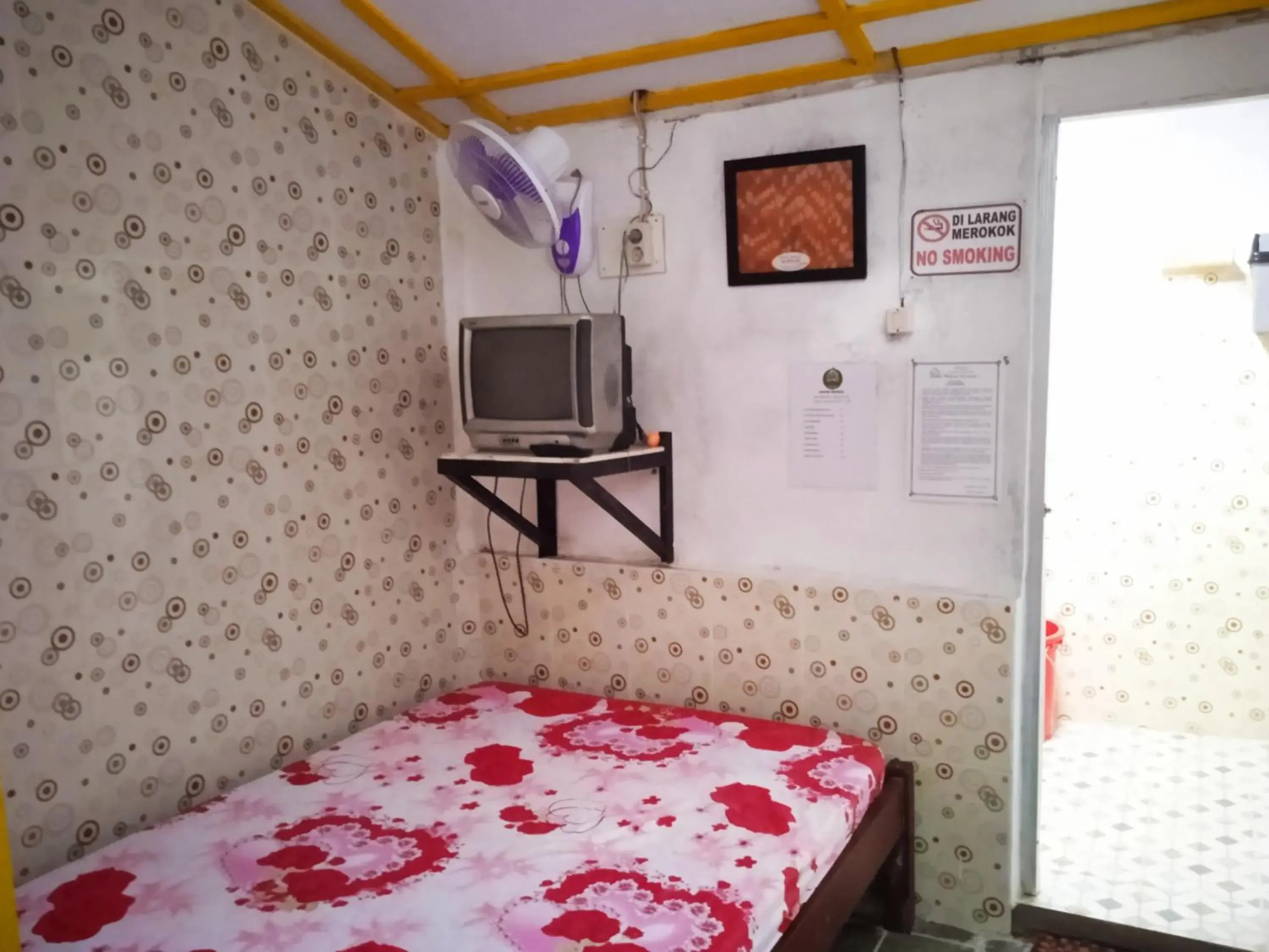 Standard Double Room in Homestay Ndalem Soewondo Standard Double Room in Homestay Ndalem Soewondo