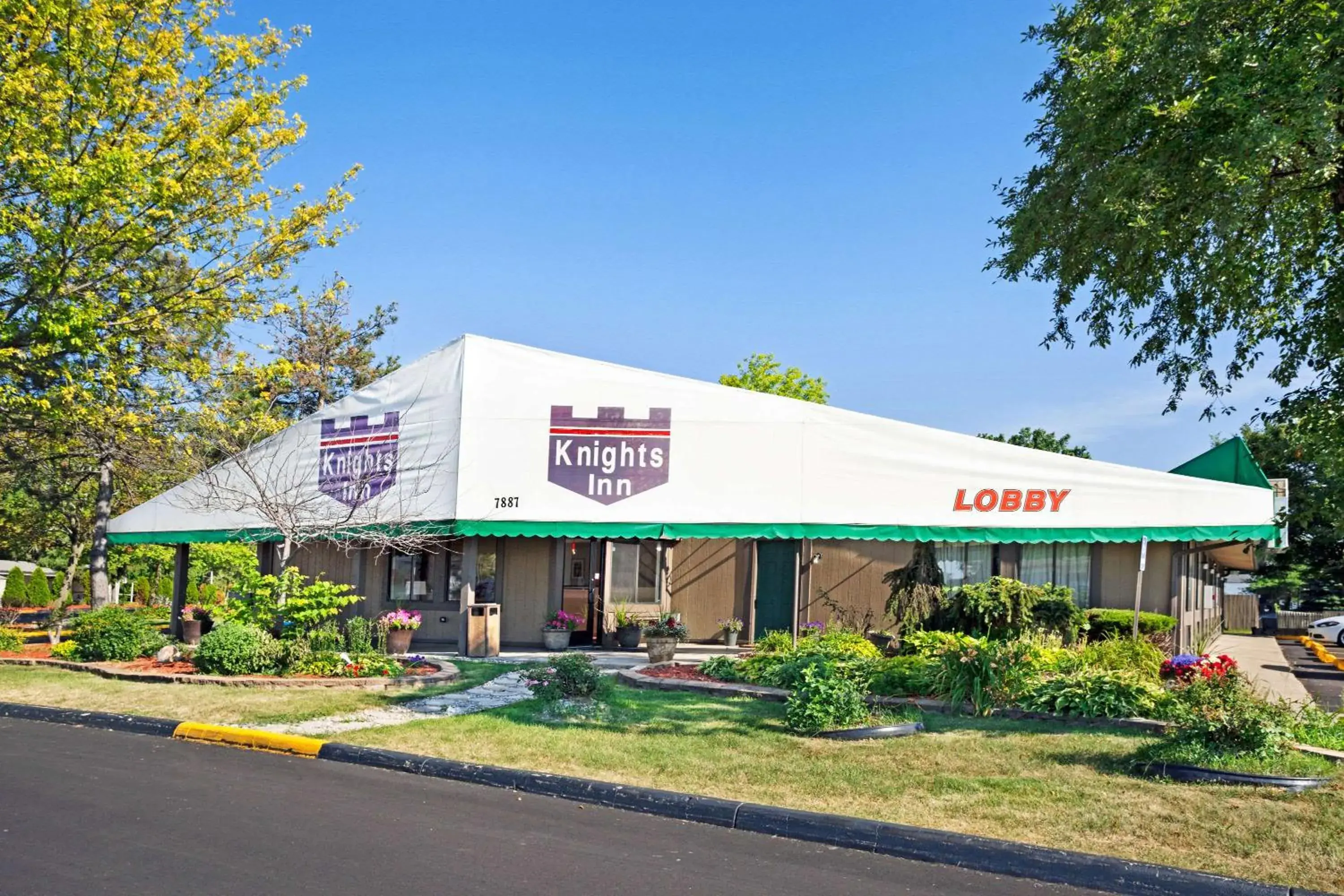 Property building in Knights Inn Detroit Area Sterling Heights Property building in Knights Inn Detroit Area Sterling Heights