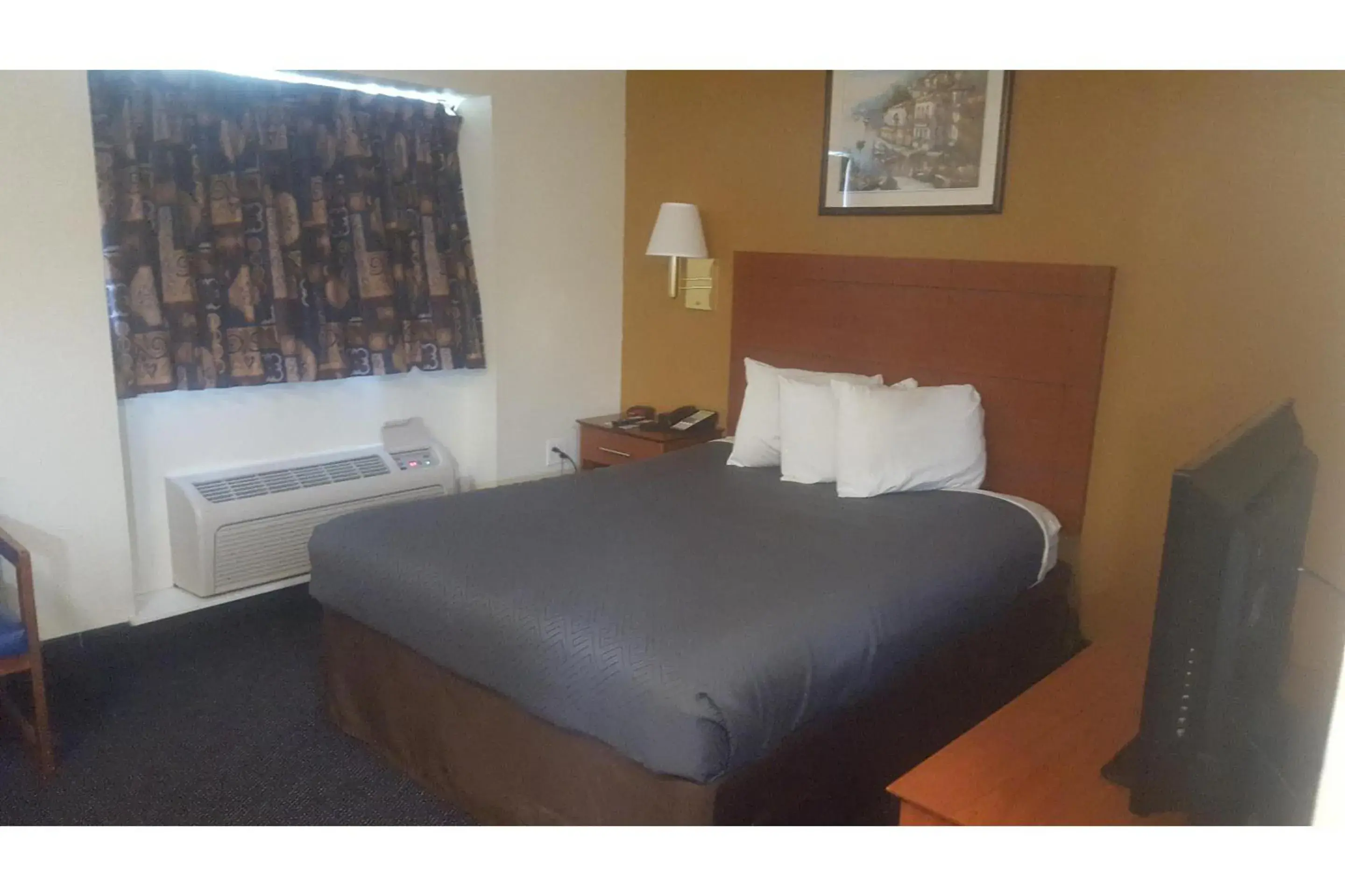 Quadruple Room - Non-Smoking in Studio 6-Richmond, VA - I-64 West Quadruple Room - Non-Smoking in Studio 6-Richmond, VA - I-64 West