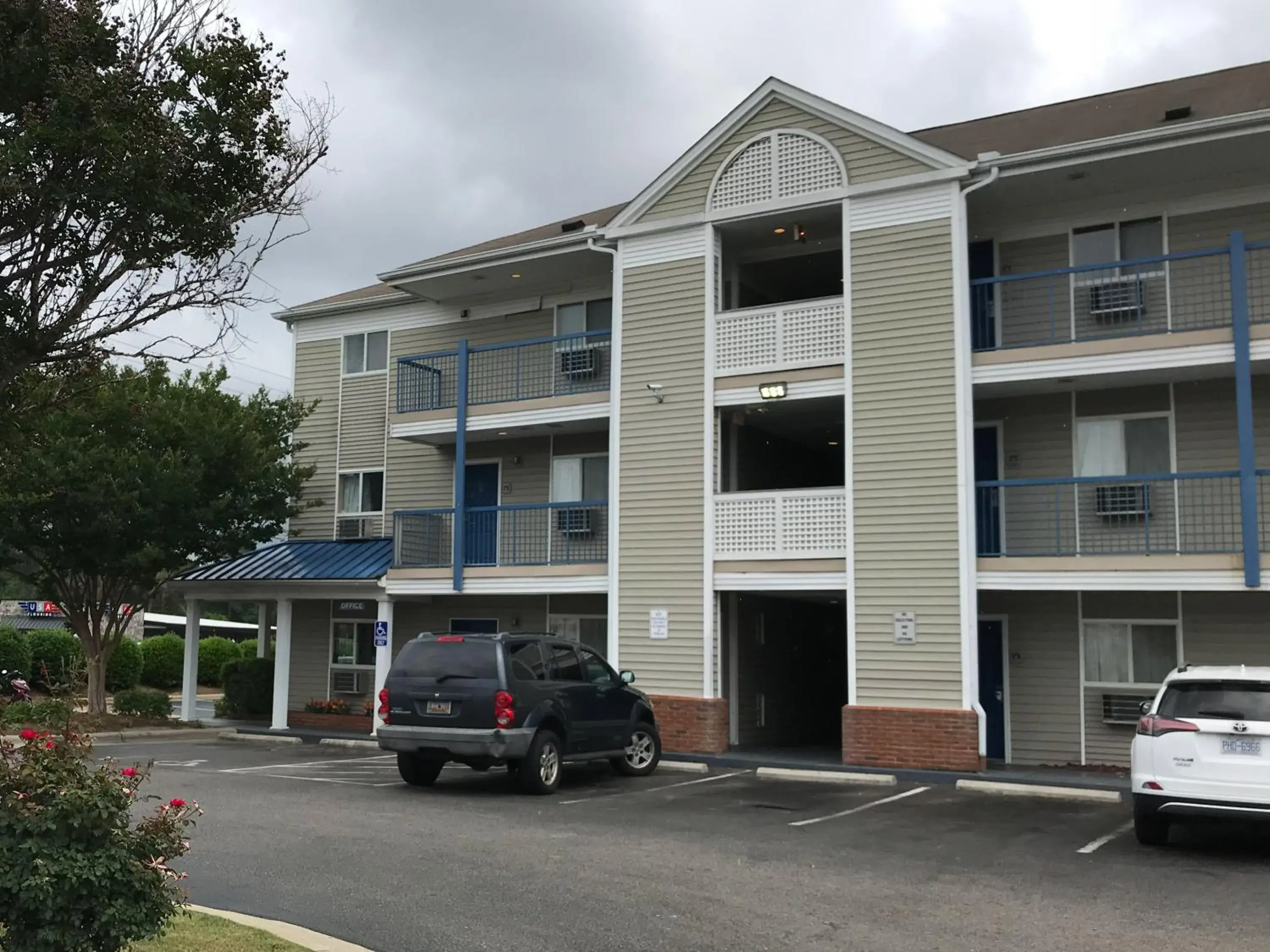 Deluxe Queen Room - Non-Smoking in Studio 6-Fayetteville, NC - Fort Liberty Area Deluxe Queen Room - Non-Smoking in Studio 6-Fayetteville, NC - Fort Liberty Area