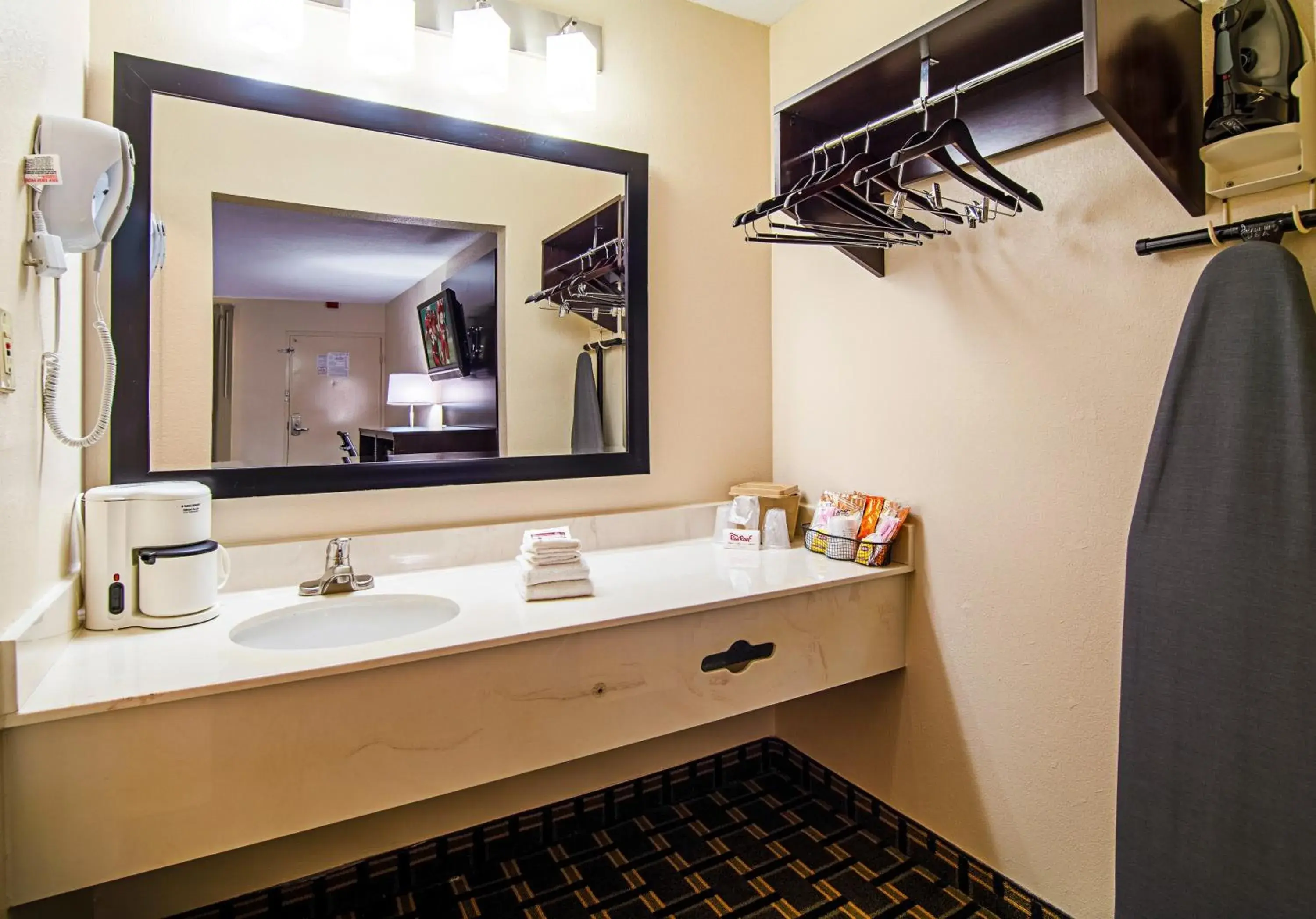 Deluxe King Room Disability Access Non-Smoking in Red Roof Inn & Suites Greenwood, SC Deluxe King Room Disability Access Non-Smoking in Red Roof Inn & Suites Greenwood, SC