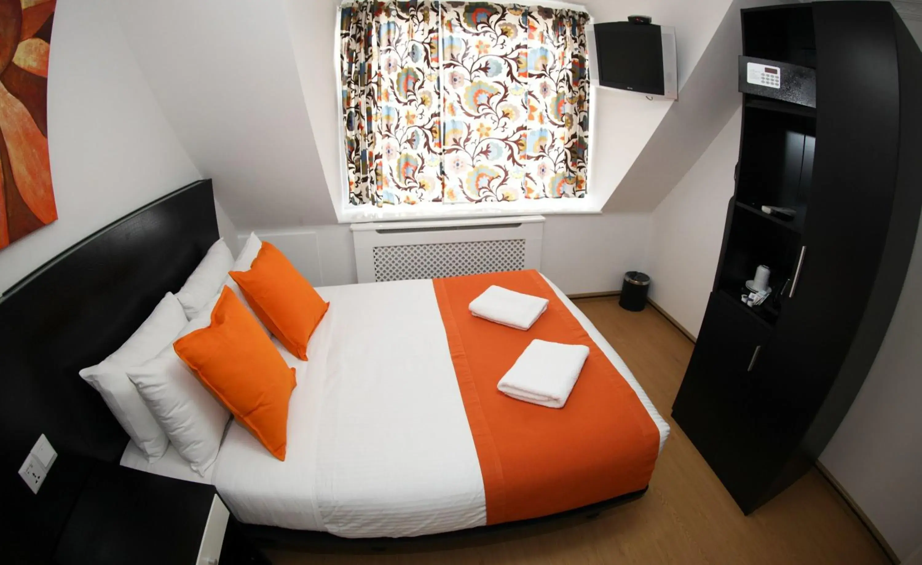 Double Room with Shower in Heathrow Inn Hotel Double Room with Shower in Heathrow Inn Hotel