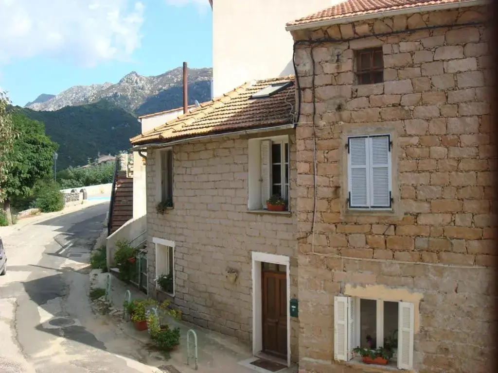 Double Room with Street View in Hôtel Restaurant Sole e Monte Double Room with Street View in Hôtel Restaurant Sole e Monte