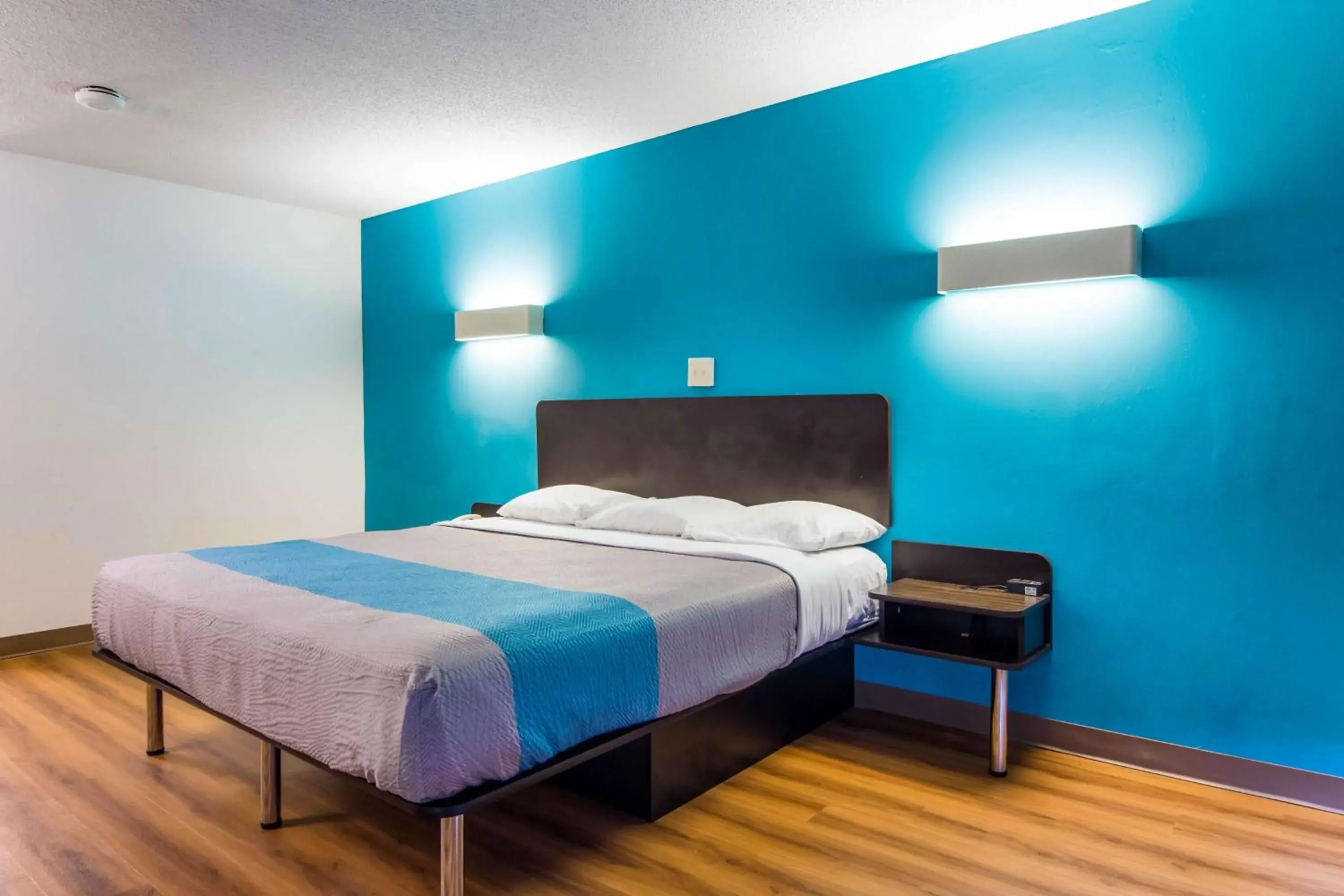 Deluxe King Room - Non-Smoking in Motel-6 Lagrange Ga Deluxe King Room - Non-Smoking in Motel-6 Lagrange Ga