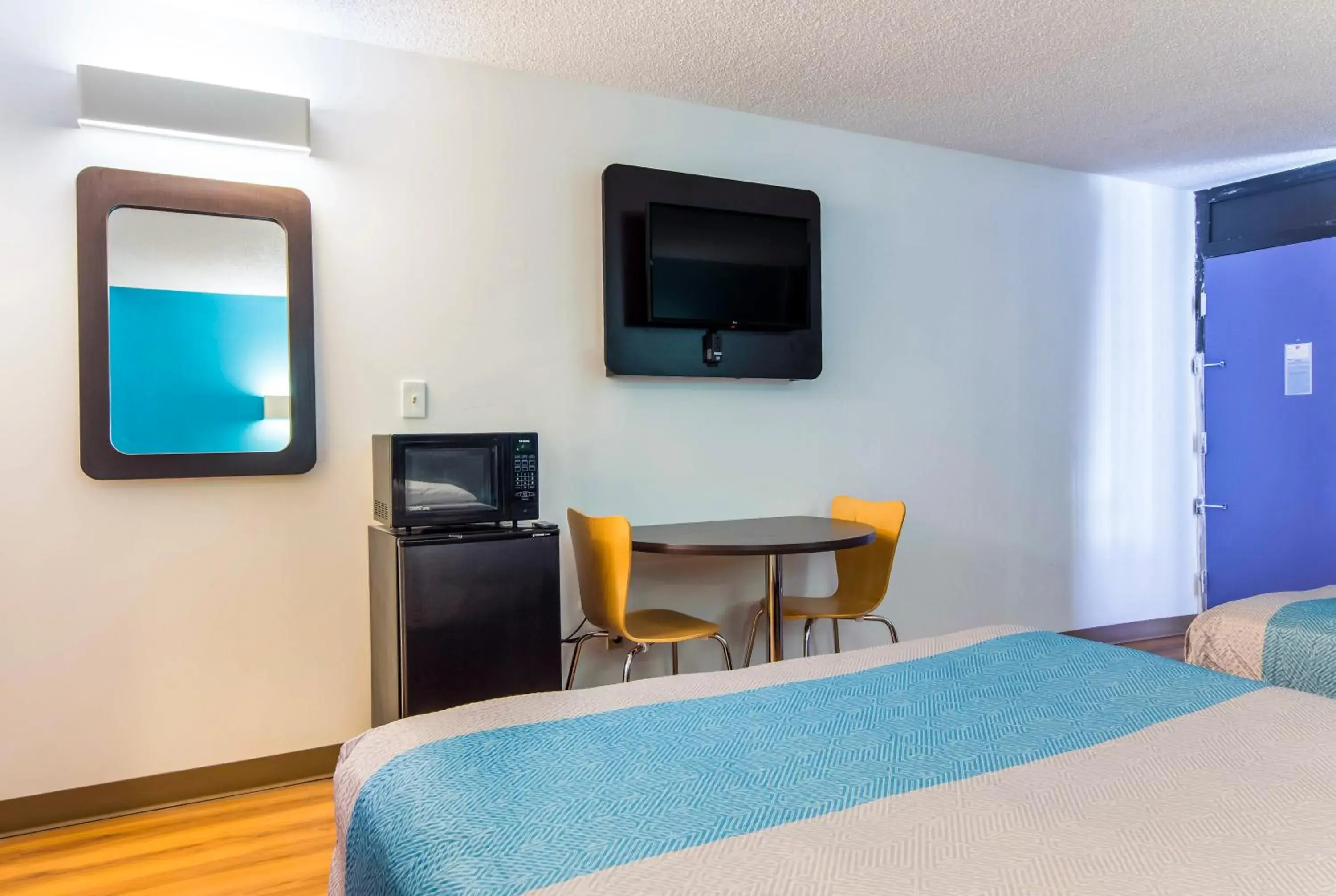 Deluxe Queen Room with Two Queen Beds - Non-Smoking in Motel-6 Lagrange Ga Deluxe Queen Room with Two Queen Beds - Non-Smoking in Motel-6 Lagrange Ga