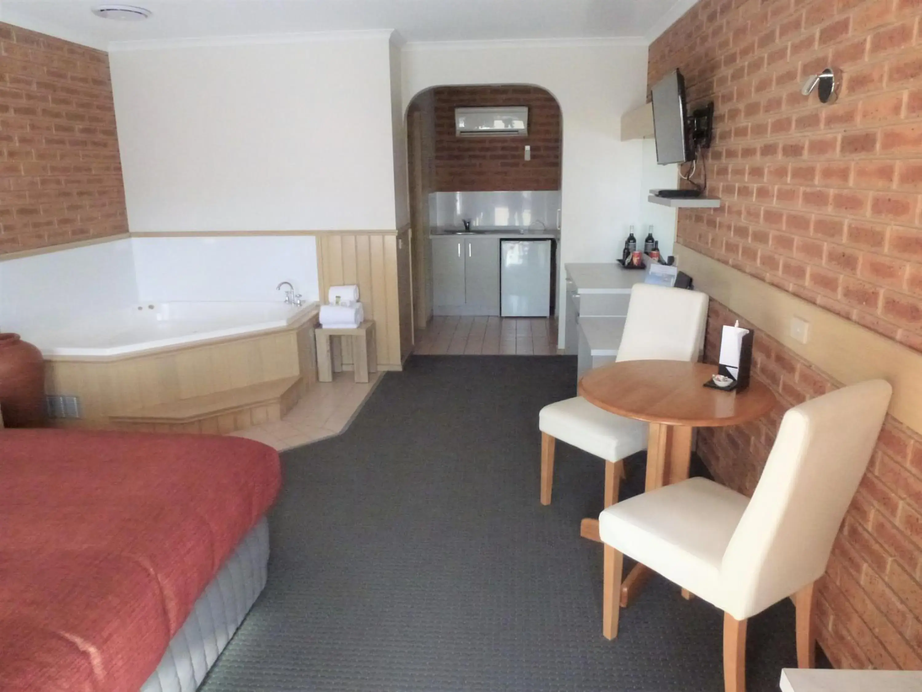 Deluxe Queen Room with Spa Bath in Colonial Motor Inn Bairnsdale Golden Chain Property Deluxe Queen Room with Spa Bath in Colonial Motor Inn Bairnsdale Golden Chain Property