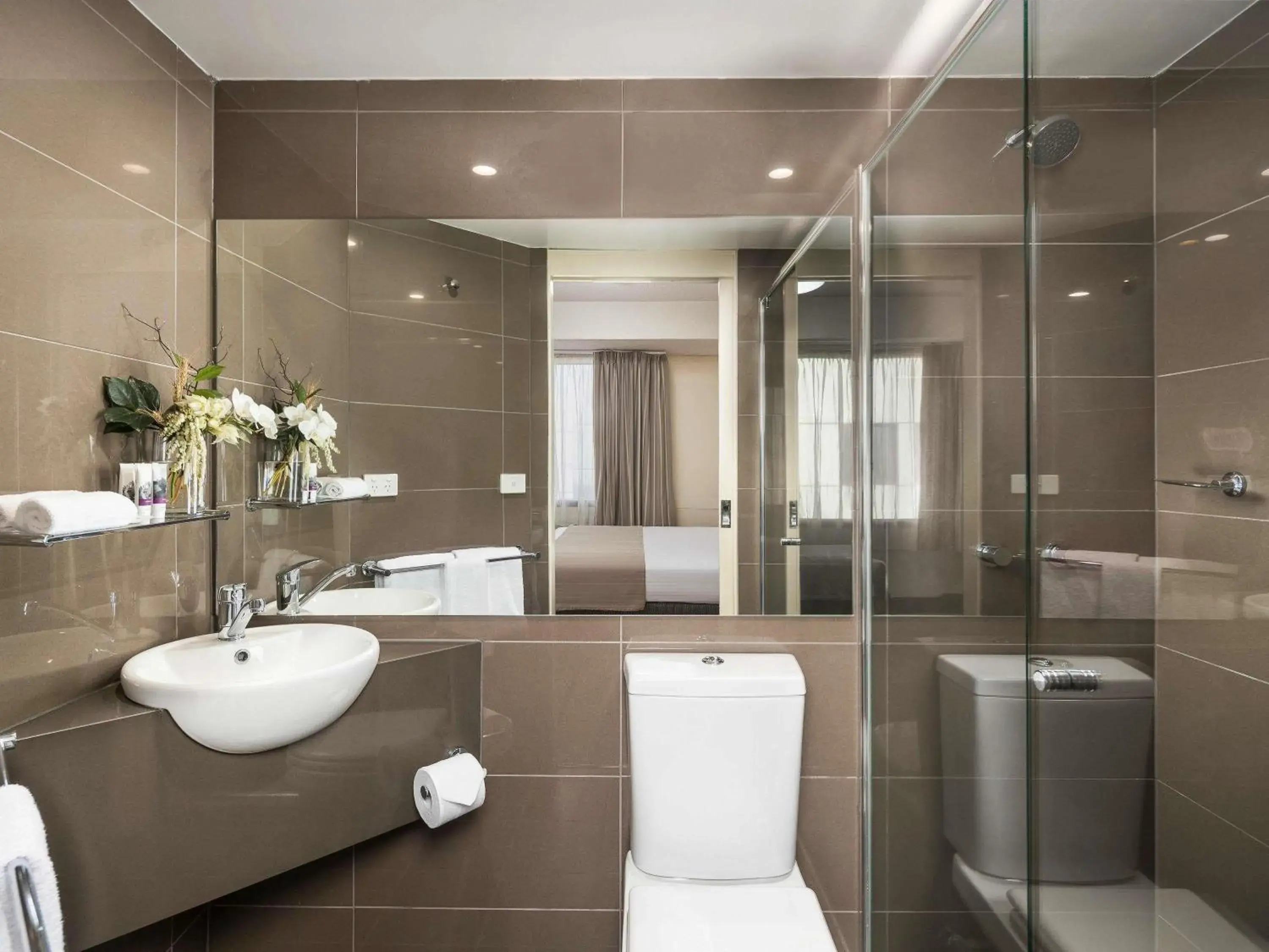 Standard King Room in Mercure Welcome Melbourne Standard King Room in Mercure Welcome Melbourne