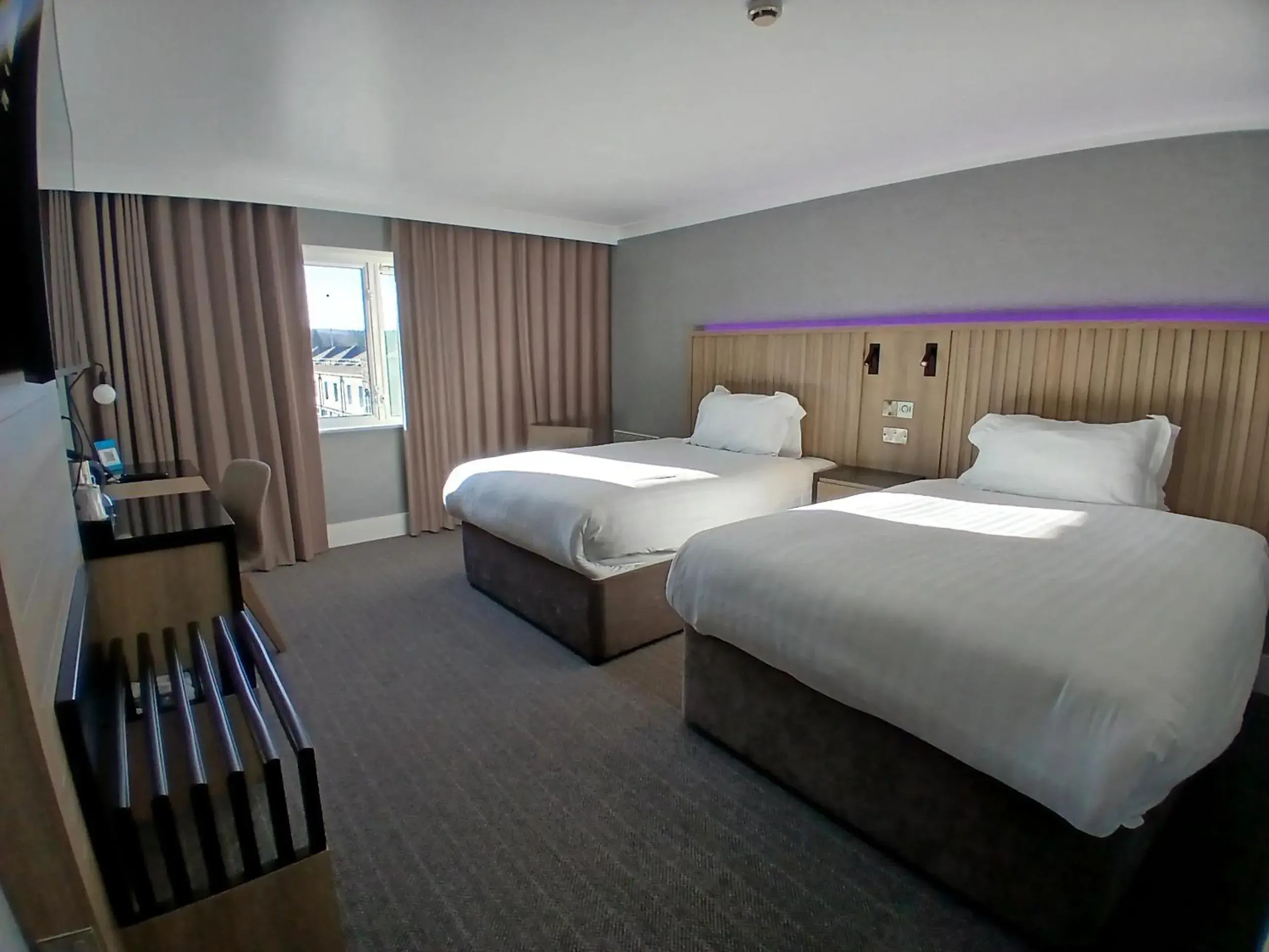 Superior Twin Room with Balcony and View - Non-Smoking in Best Western Plus The Quays Hotel Sheffield Superior Twin Room with Balcony and View - Non-Smoking in Best Western Plus The Quays Hotel Sheffield
