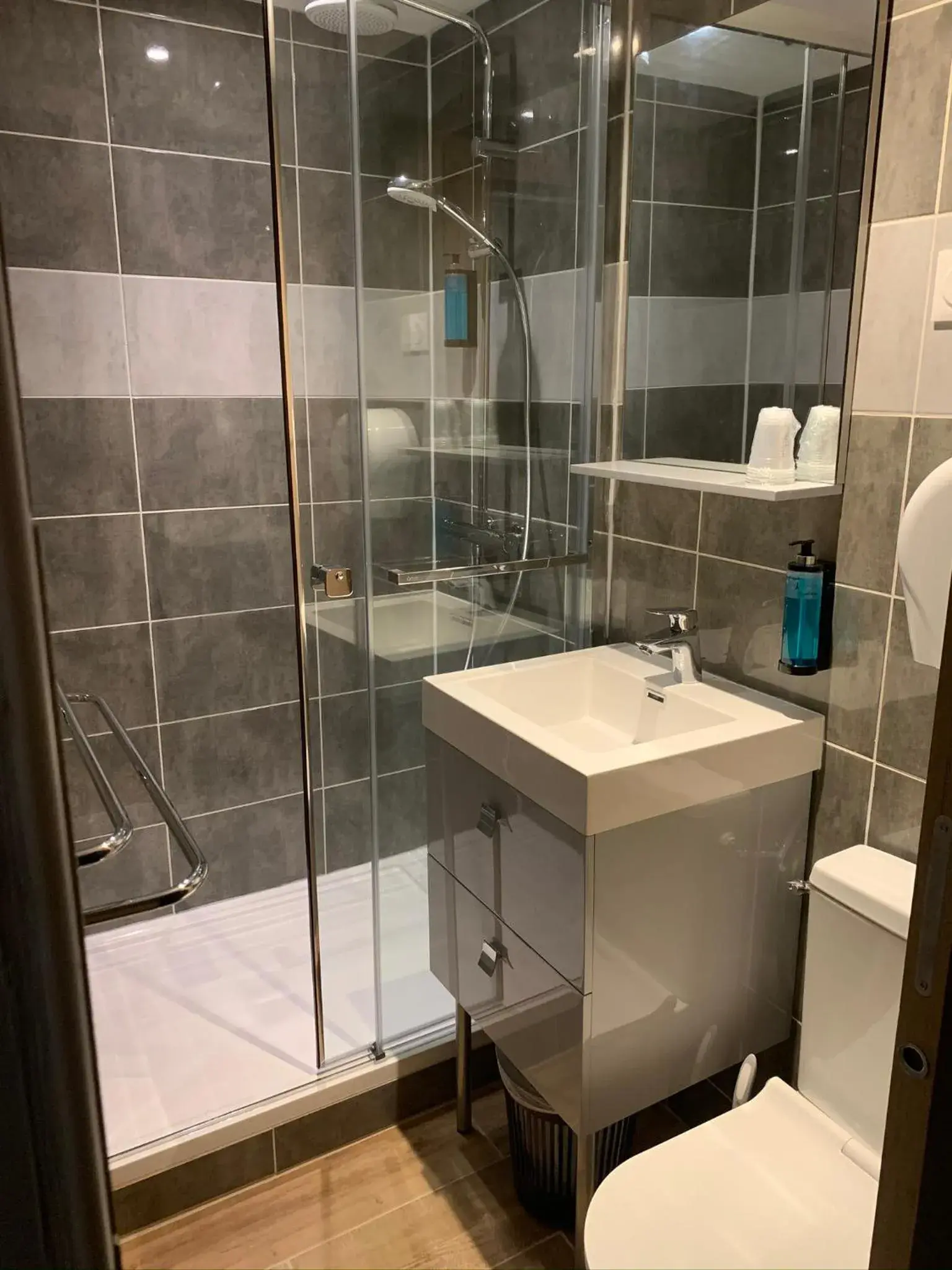 Quadruple Room in Hôtel l'Équipe Quadruple Room in Hôtel l'Équipe