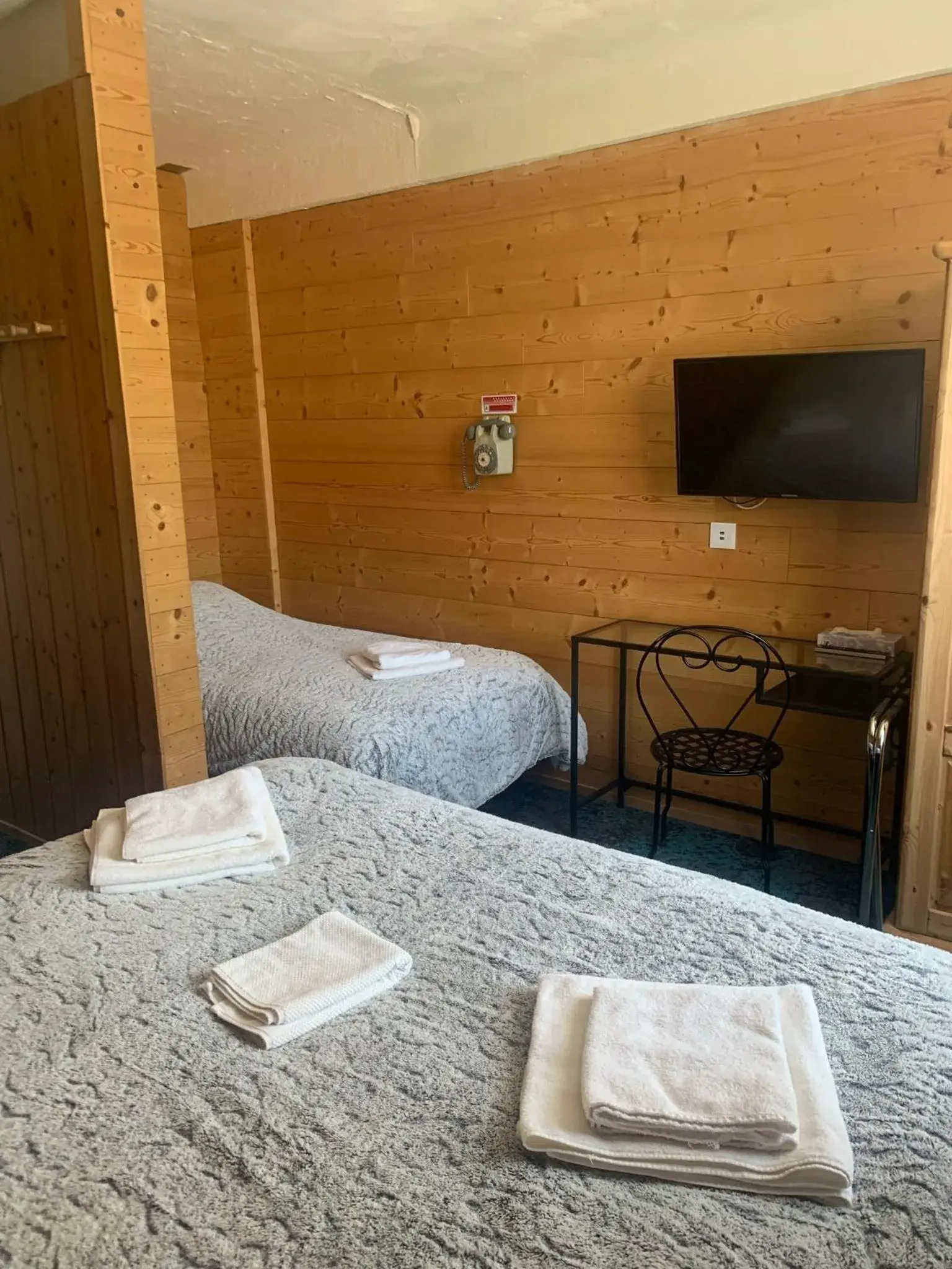 Triple Room in Hôtel l'Équipe Triple Room in Hôtel l'Équipe