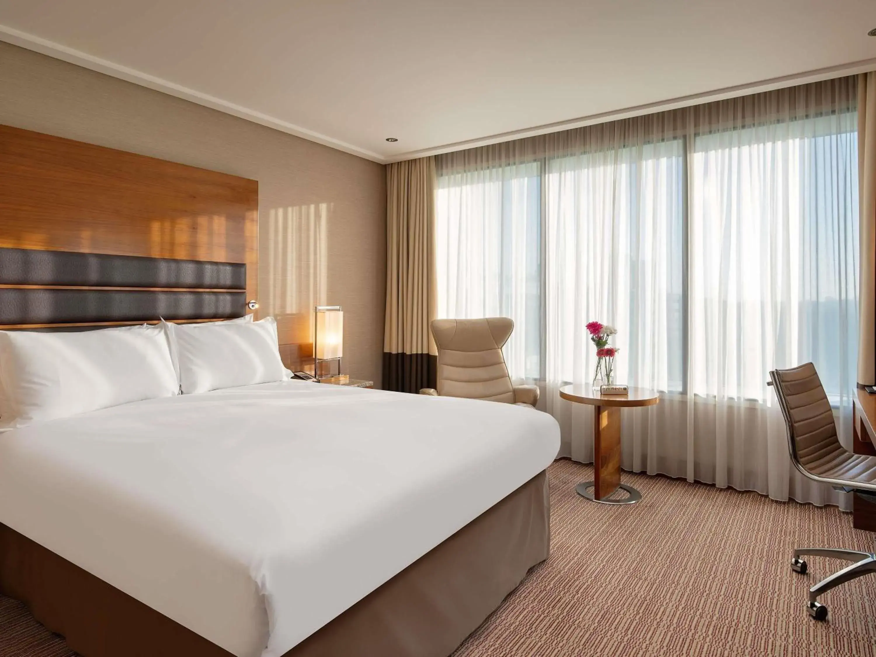 Classic Room with 1 Queen-size Bed in Sofitel London Heathrow Classic Room with 1 Queen-size Bed in Sofitel London Heathrow