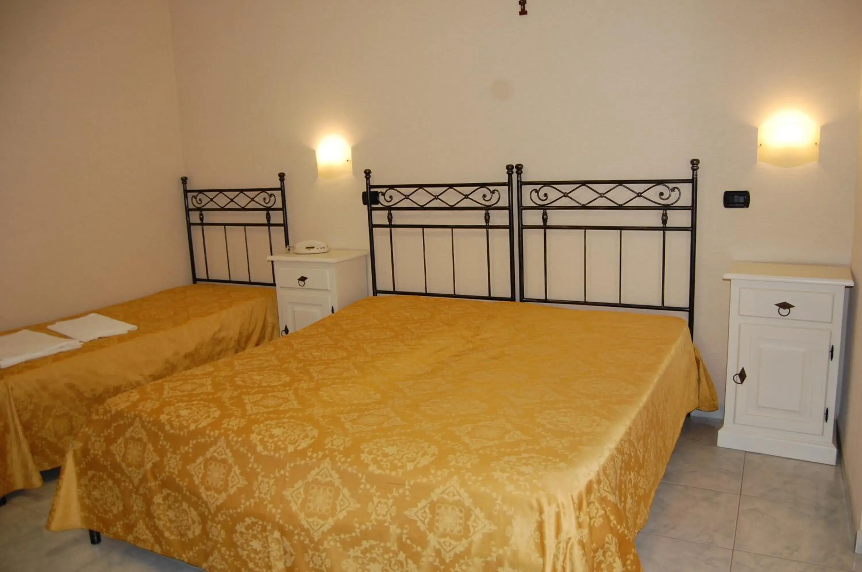 Economy Triple Room in Hotel Villa San Pietro Economy Triple Room in Hotel Villa San Pietro