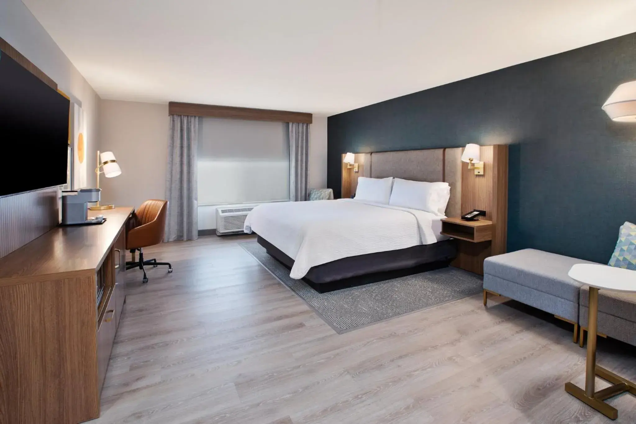 Standard King Room with Mobility Accessible Tub in Holiday Inn Ontario Airport - California by IHG Standard King Room with Mobility Accessible Tub in Holiday Inn Ontario Airport - California by IHG