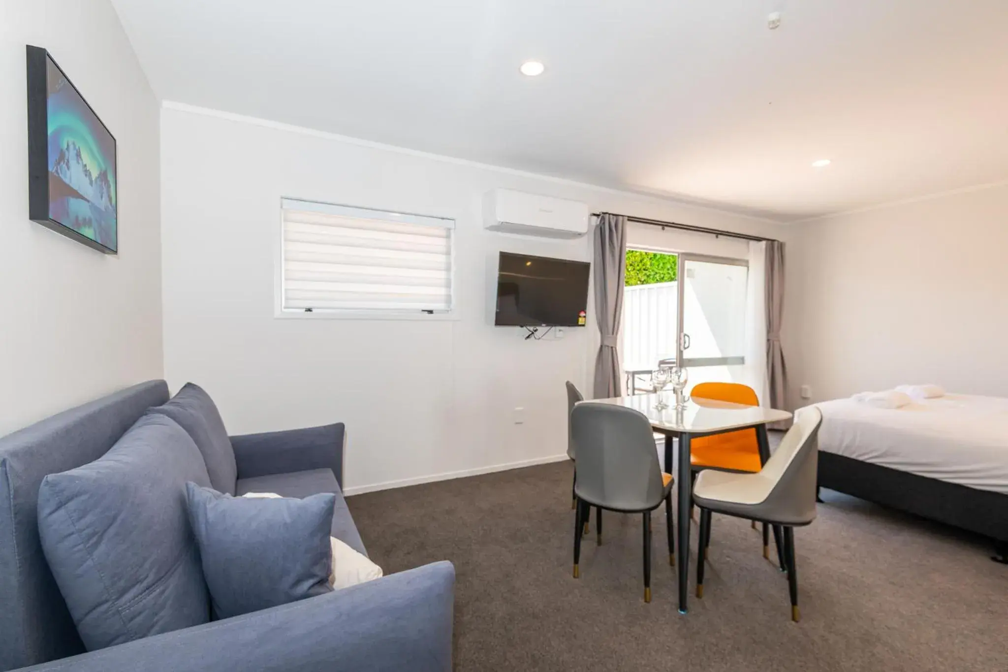 Deluxe One-Bedroom Suite with Spa Pool in Aurora City Suites Motel Deluxe One-Bedroom Suite with Spa Pool in Aurora City Suites Motel