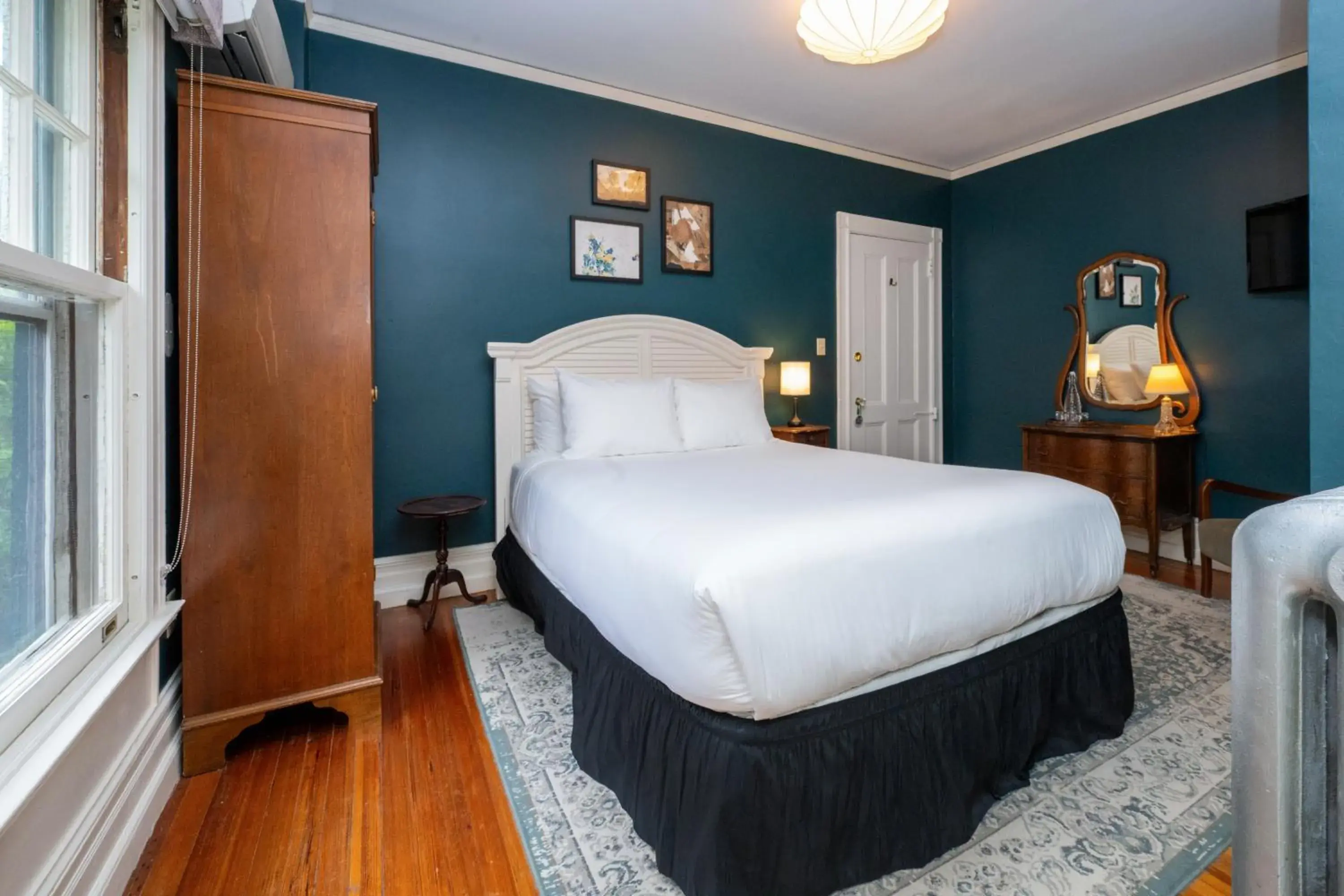 Dewey Inn Standard Queen in The Constance by The Lenox Collection Dewey Inn Standard Queen in The Constance by The Lenox Collection