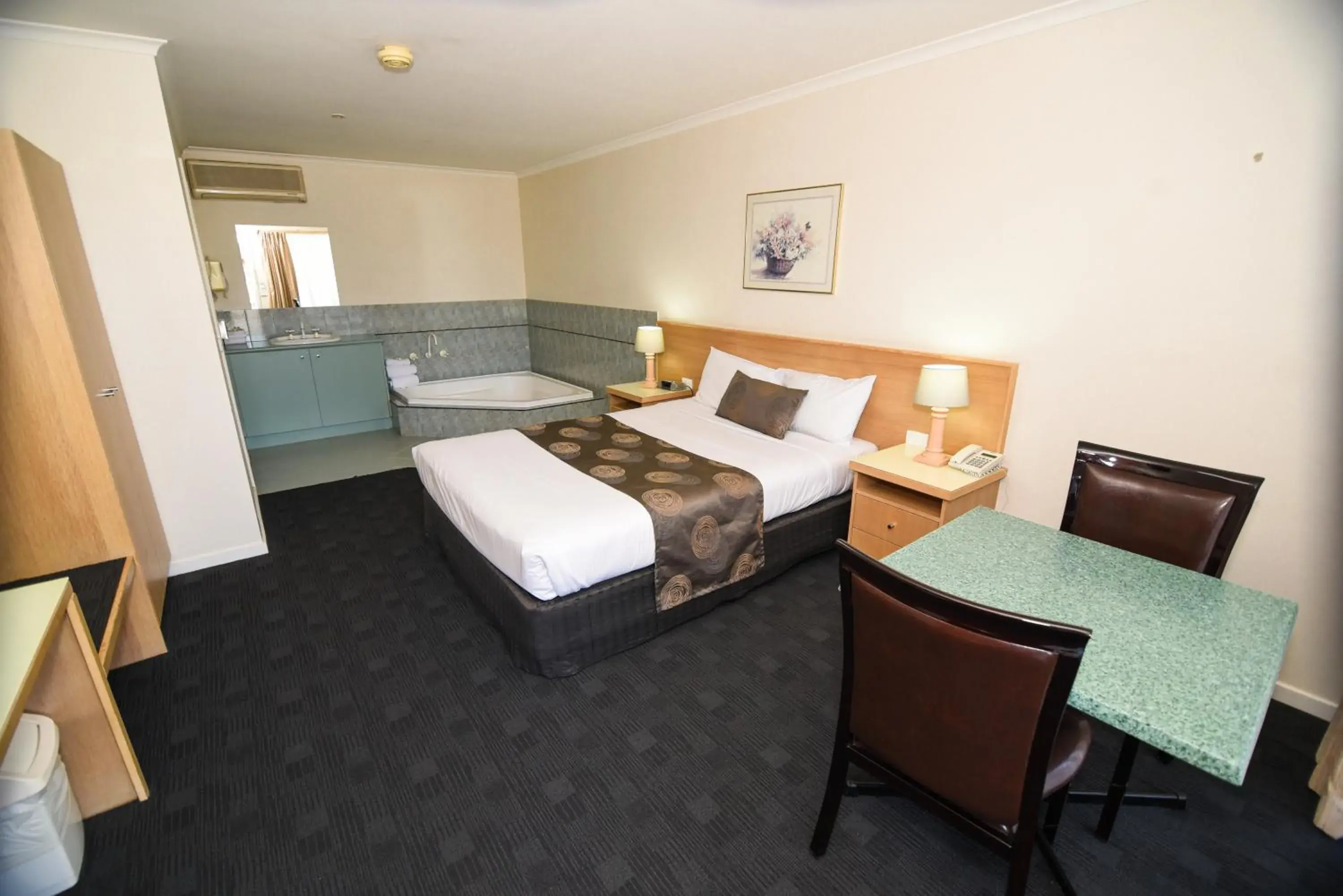 Queen Room with Hot Tub in Sandown Heritage Motel Queen Room with Hot Tub in Sandown Heritage Motel