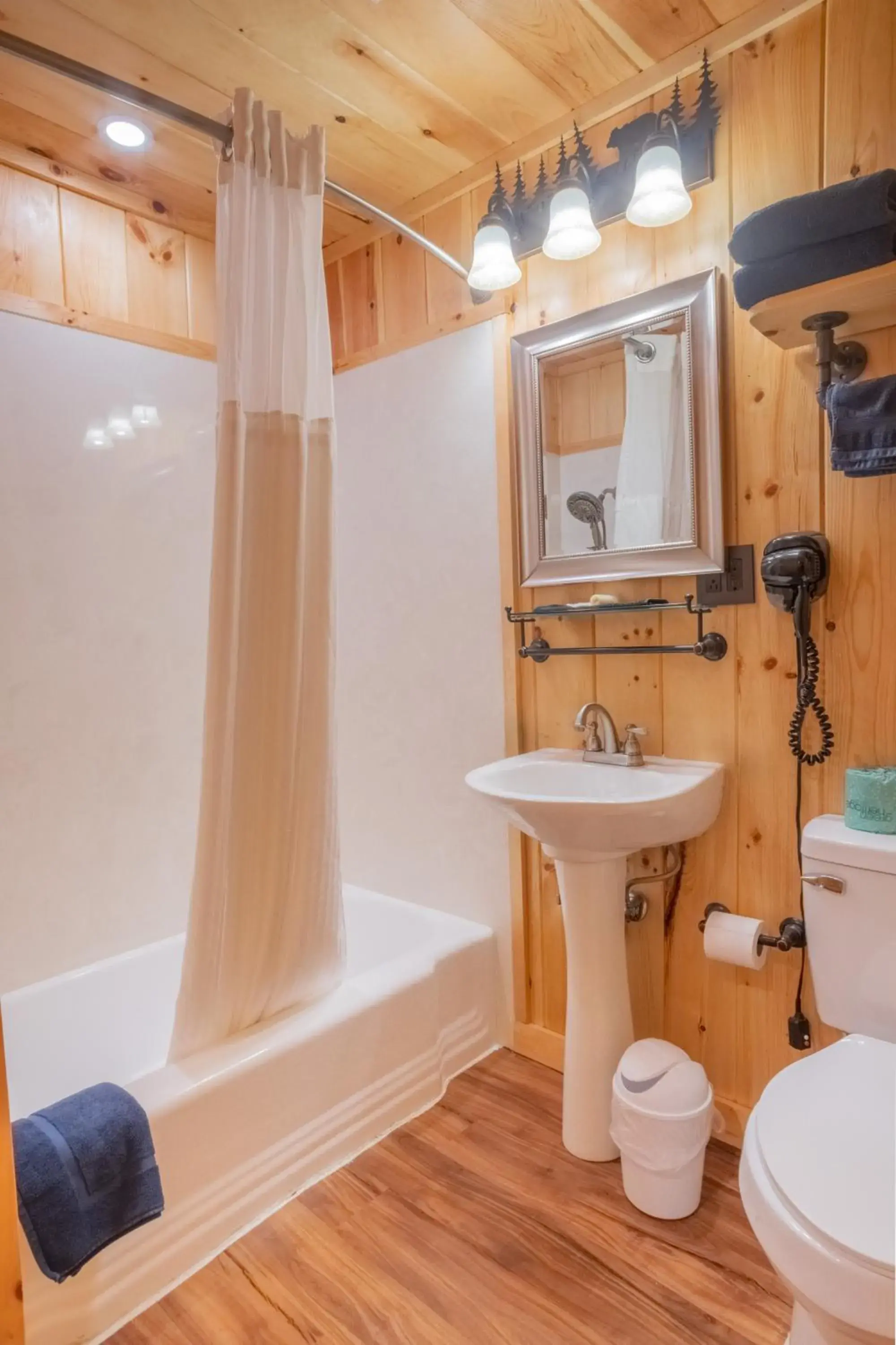 Superior Queen Room - One Queen Bed in Marshall's Creek Rest Motel Superior Queen Room - One Queen Bed in Marshall's Creek Rest Motel