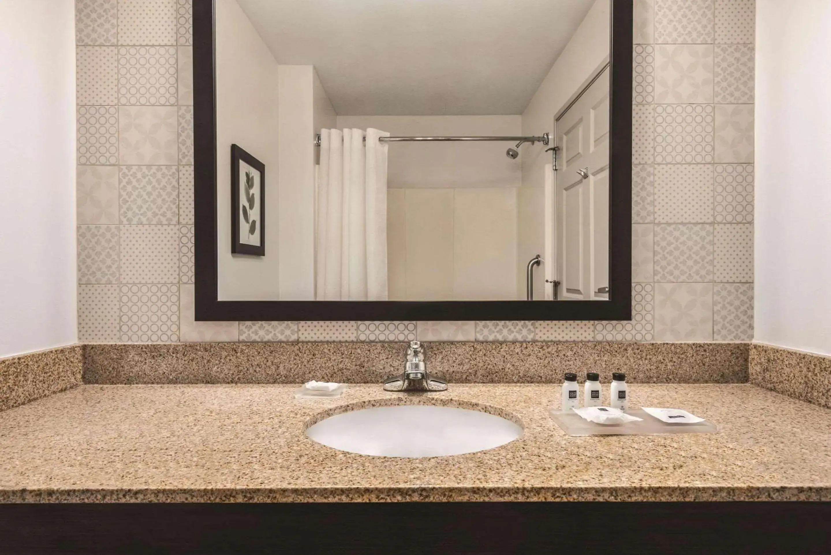 One-Bedroom King Suite - Accessible - Non-Smoking in Country Inn & Suites by Radisson, Green Bay East, WI One-Bedroom King Suite - Accessible - Non-Smoking in Country Inn & Suites by Radisson, Green Bay East, WI