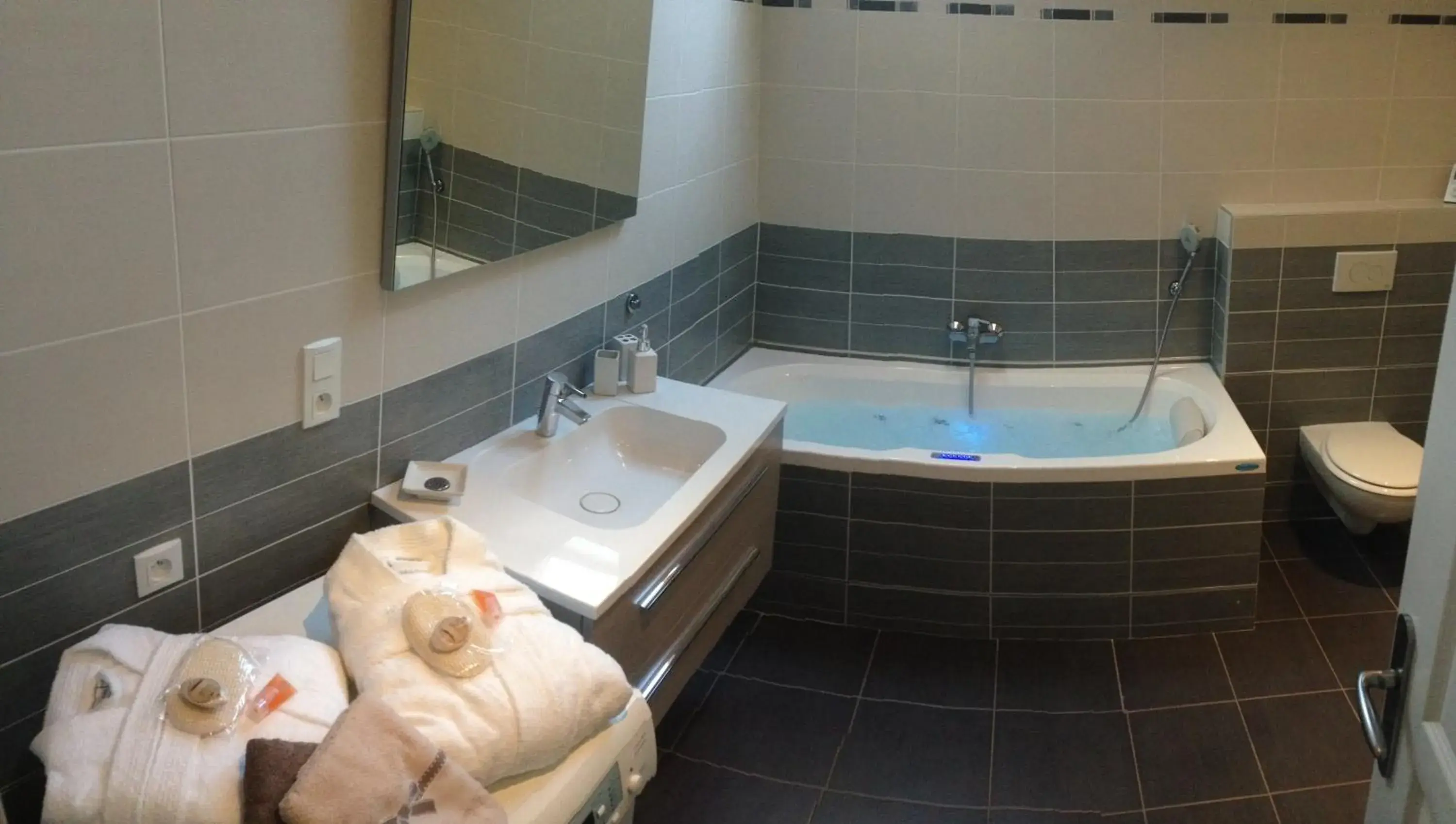 Two-Bedroom Apartment with Spa Bath in Hôtel & SPA Rodier Two-Bedroom Apartment with Spa Bath in Hôtel & SPA Rodier