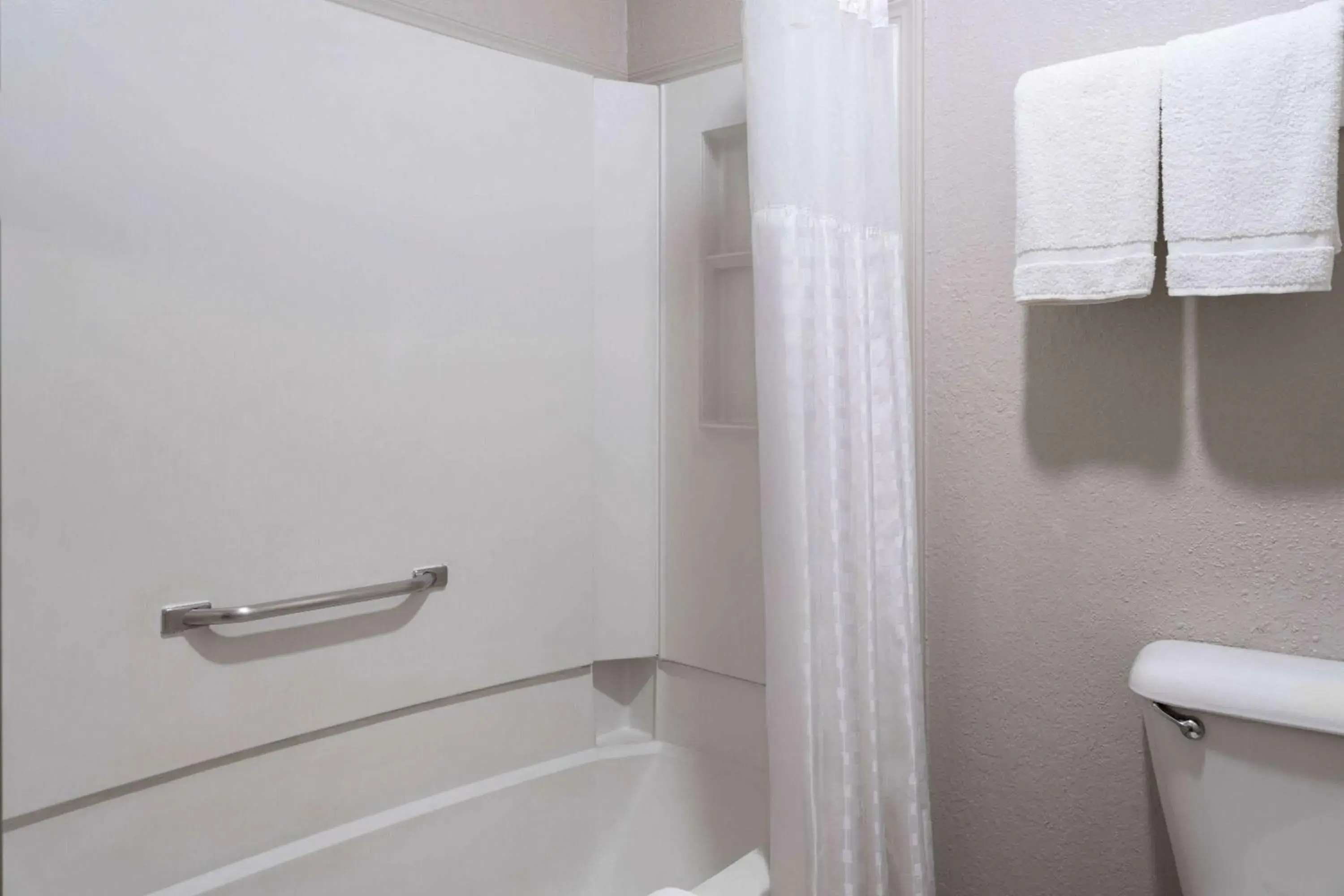 Queen Room - Non-Smoking in Days Inn by Wyndham Ardmore Queen Room - Non-Smoking in Days Inn by Wyndham Ardmore