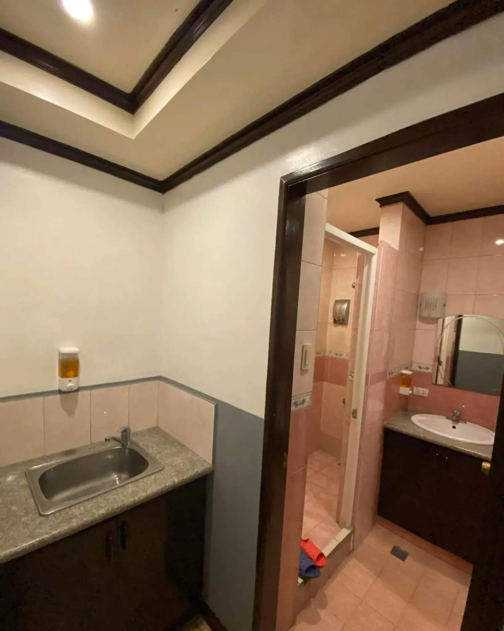 Bed in 4-Bed Male Dormitory Room in Amax Inn Makati Bed in 4-Bed Male Dormitory Room in Amax Inn Makati