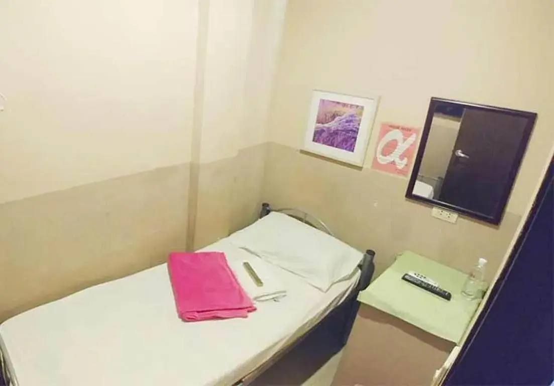 Single Bed in Male Dormitory Room with Shared Bathroom in Amax Inn Makati Single Bed in Male Dormitory Room with Shared Bathroom in Amax Inn Makati