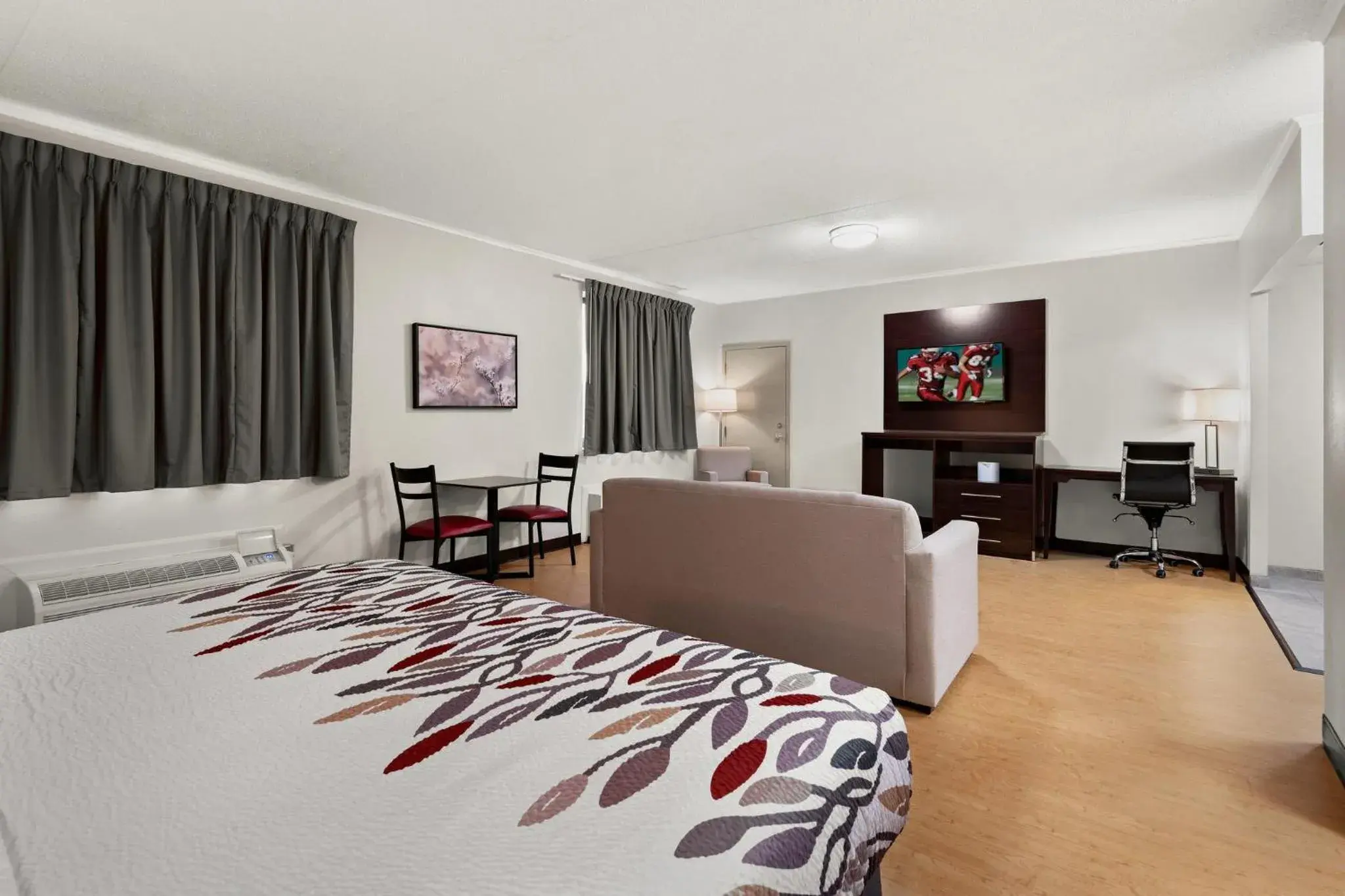 Suite King with Kitchenette Non-Smoking in Red Roof Inn Norwich Suite King with Kitchenette Non-Smoking in Red Roof Inn Norwich