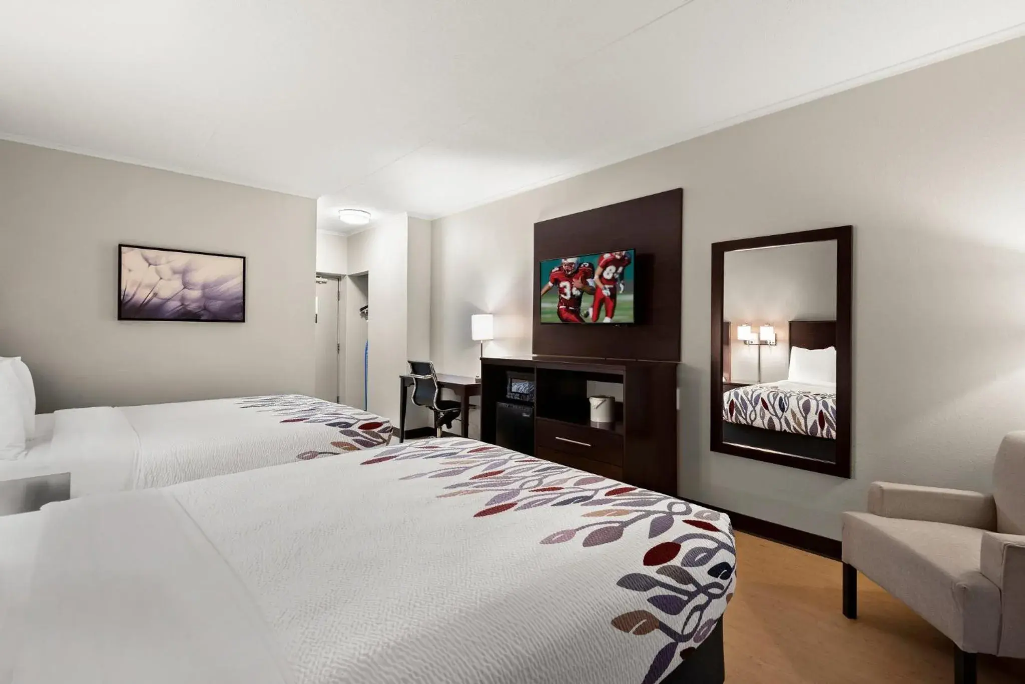 Superior Room with Two Queen Beds Non-Smoking in Red Roof Inn Norwich Superior Room with Two Queen Beds Non-Smoking in Red Roof Inn Norwich