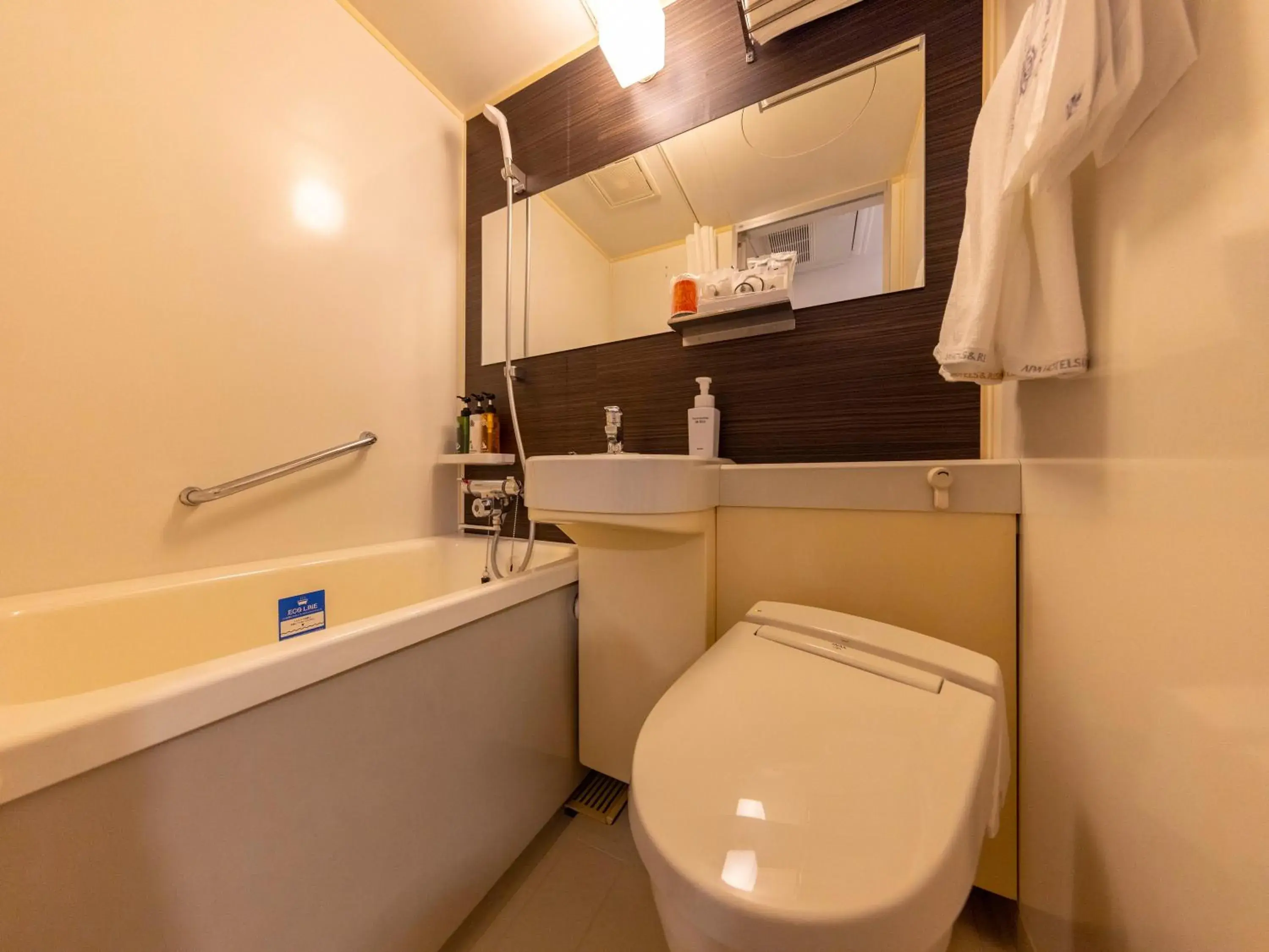 Double Room with Small Double Bed - Breakfast Included - Non-Smoking in APA Hotel Kanazawa Chuo Double Room with Small Double Bed - Breakfast Included - Non-Smoking in APA Hotel Kanazawa Chuo