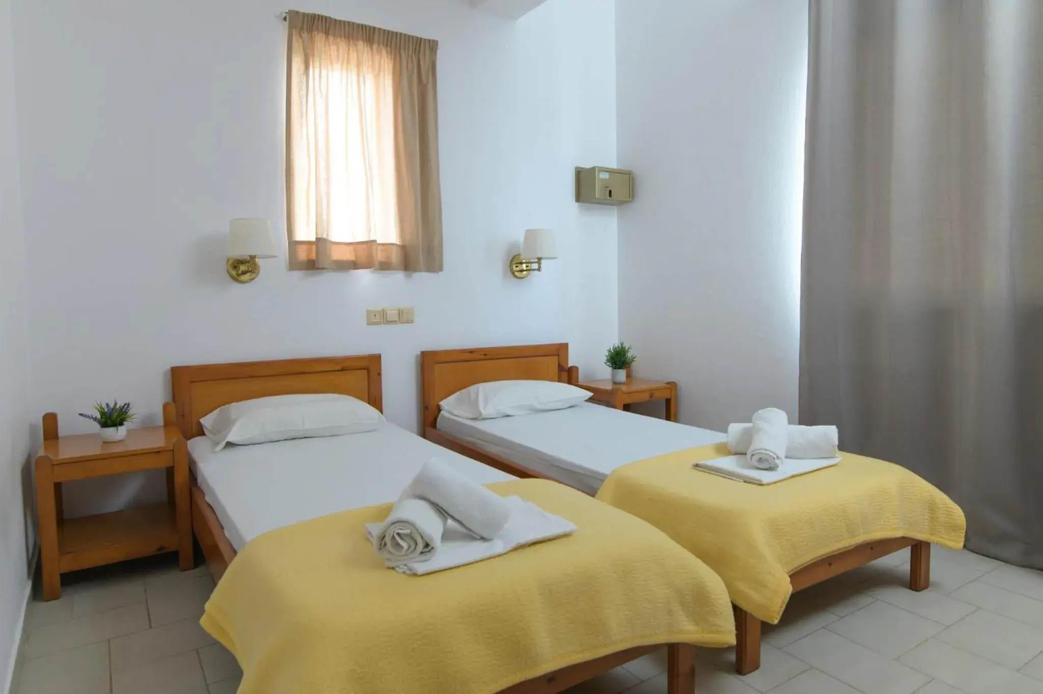 Ground Floor Triple Room with Garden View in Haris Apartments Ground Floor Triple Room with Garden View in Haris Apartments