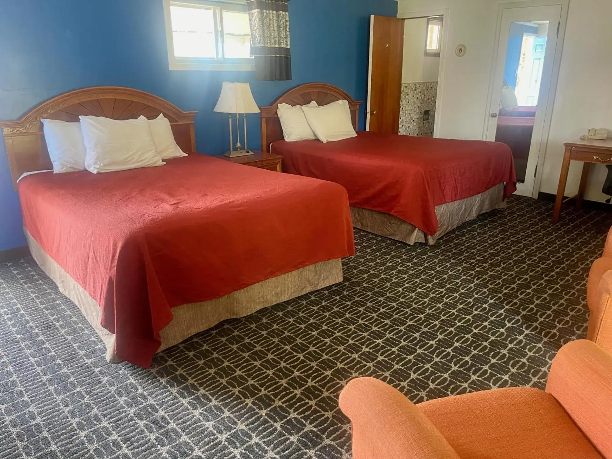 Queen Room with Two Queen Beds - Smoking in Rodeway Inn Queen Room with Two Queen Beds - Smoking in Rodeway Inn