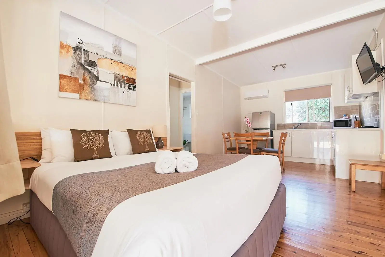 Triple Share Kitchenette in Ruthven Street Motor Inn Triple Share Kitchenette in Ruthven Street Motor Inn