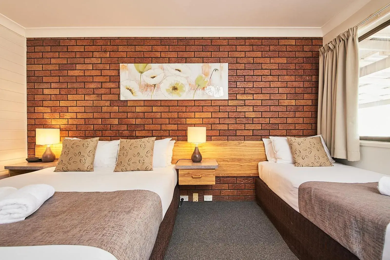 Twin Room in Ruthven Street Motor Inn Twin Room in Ruthven Street Motor Inn