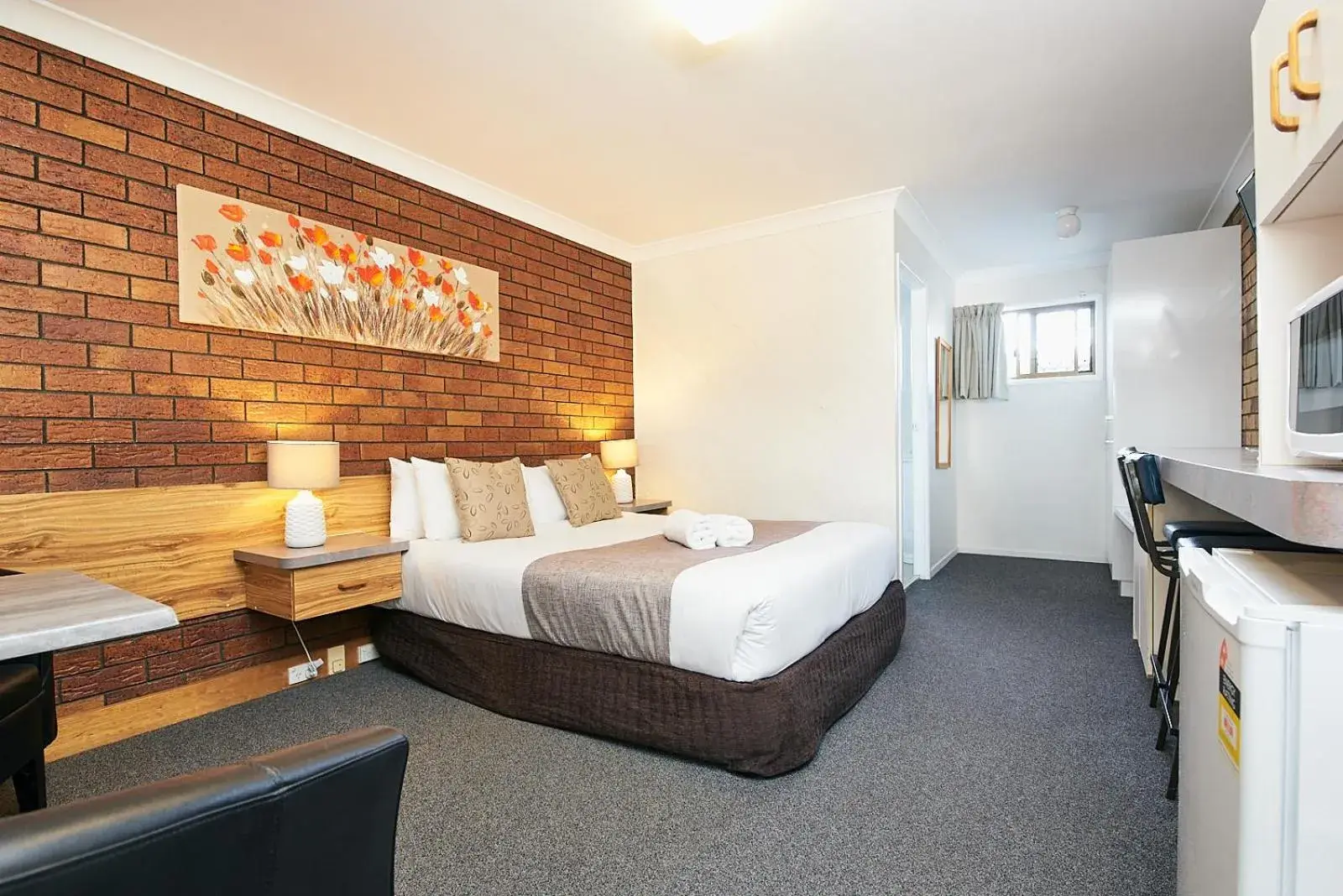 Queen Room in Ruthven Street Motor Inn Queen Room in Ruthven Street Motor Inn