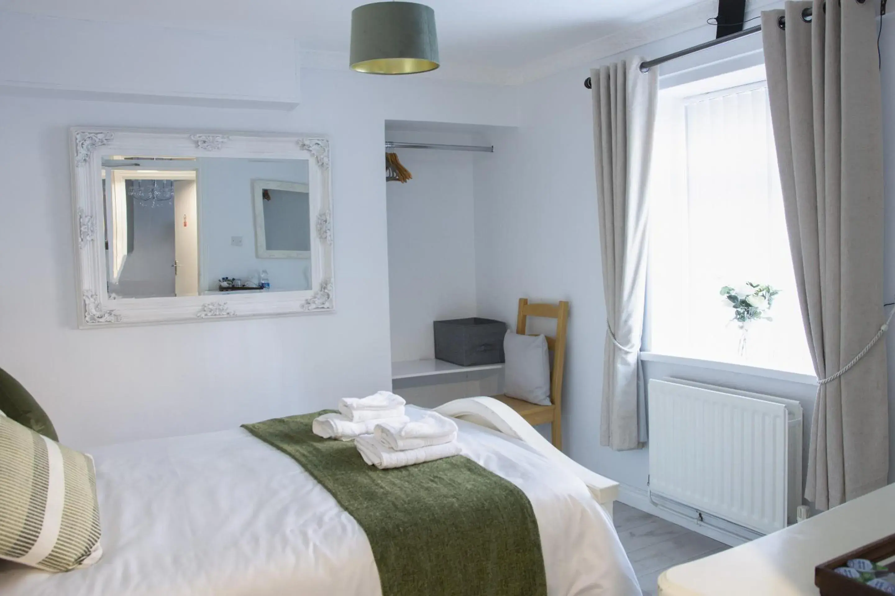 Double Room with Private Bathroom in bishop gate bnb Double Room with Private Bathroom in bishop gate bnb