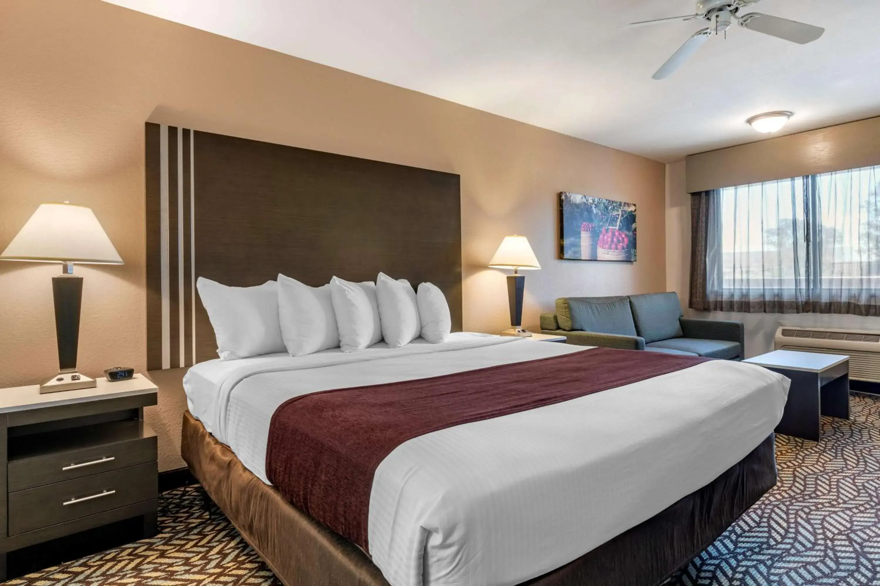 King Room with Spa Bath - Non-Smoking in Best Western Orchard Inn King Room with Spa Bath - Non-Smoking in Best Western Orchard Inn