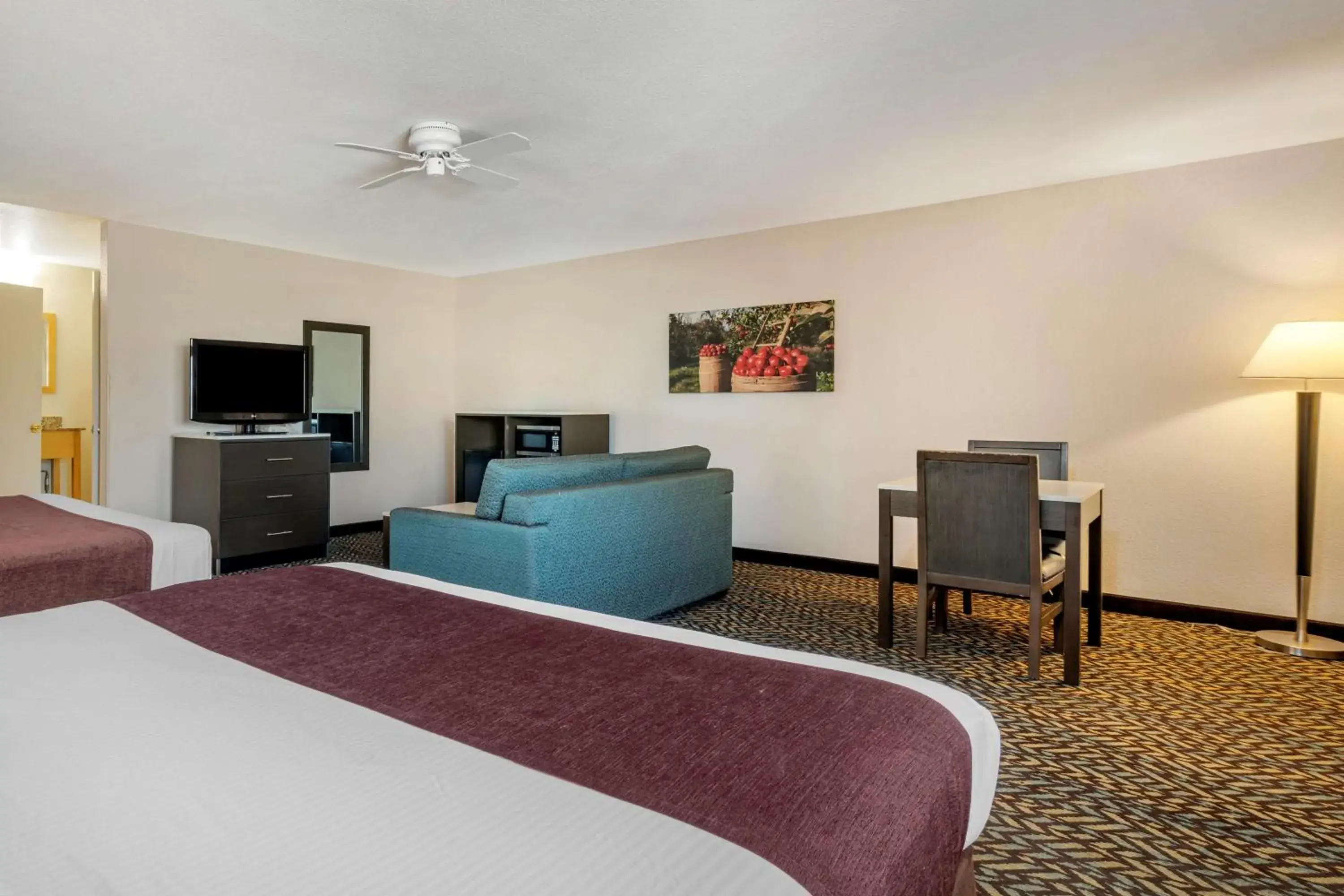 Deluxe King Room with Two King Beds - Non-Smoking in Best Western Orchard Inn Deluxe King Room with Two King Beds - Non-Smoking in Best Western Orchard Inn