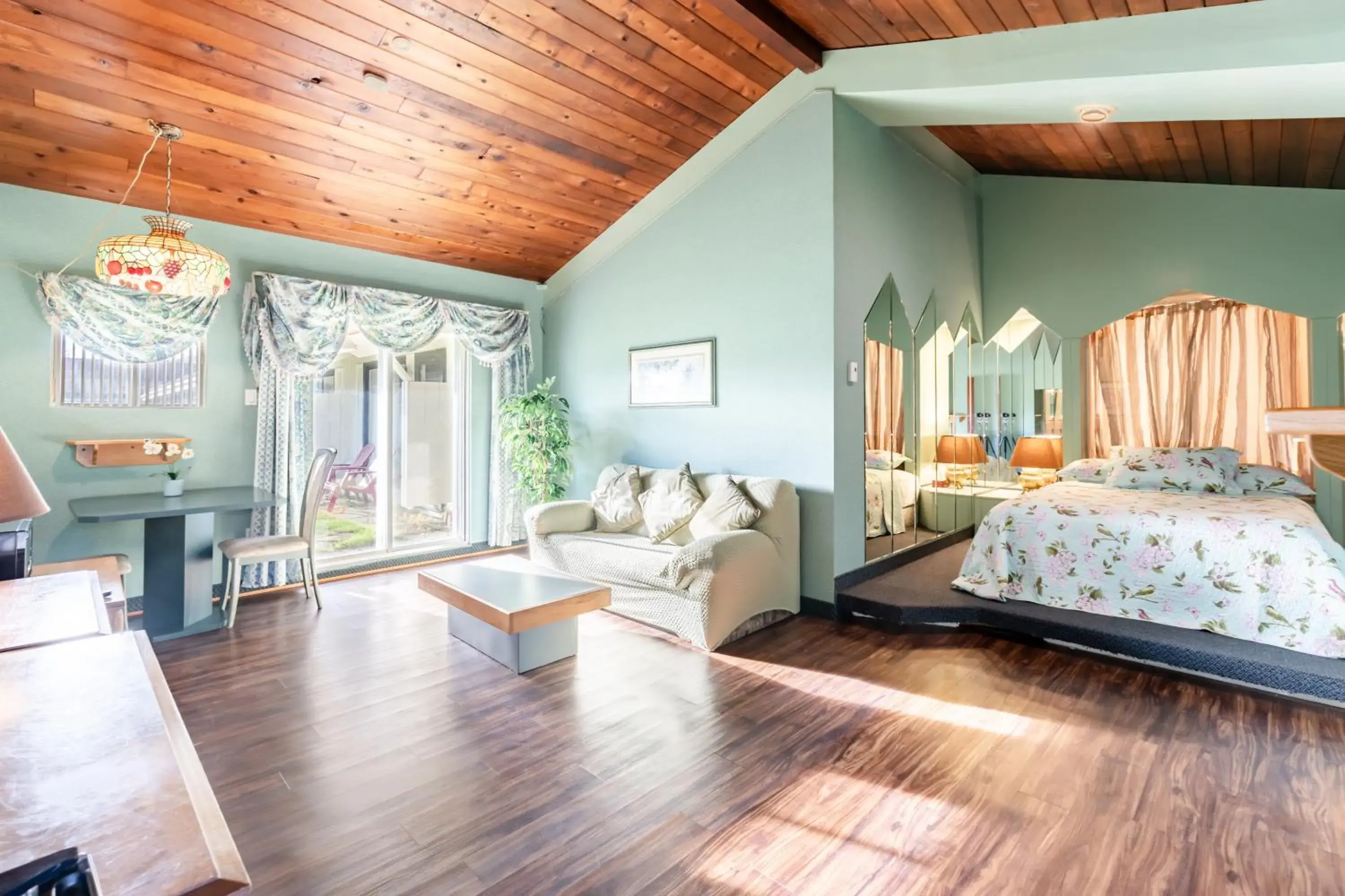 Queen Suite with Spa Bath in Hotel Motel Bonsoir Queen Suite with Spa Bath in Hotel Motel Bonsoir